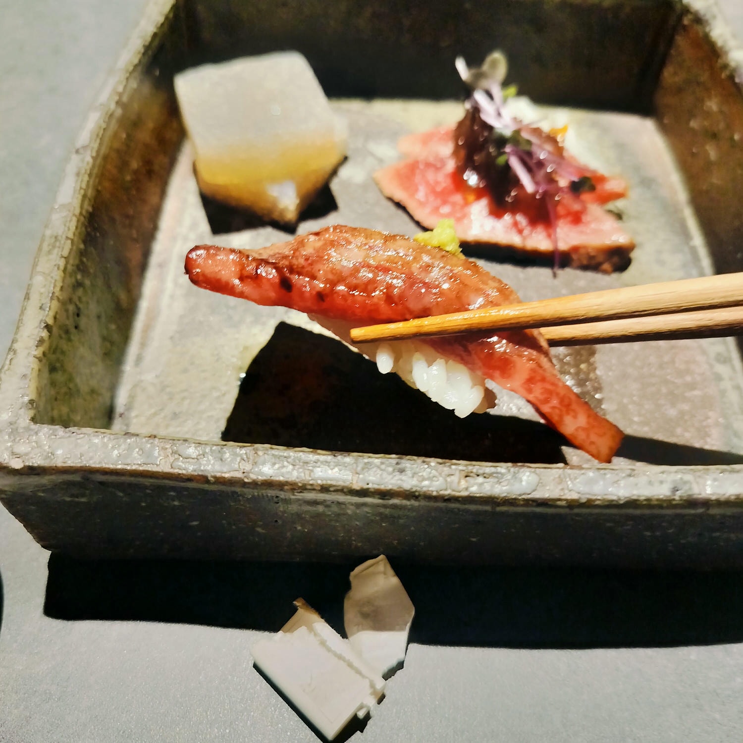 鳥取餐廳┃JR鳥取走3分 鳥取市「肉料理 Nick」和牛饗宴有包廂 金色牛雕像超吸睛 鳥取自由行 鳥取美食