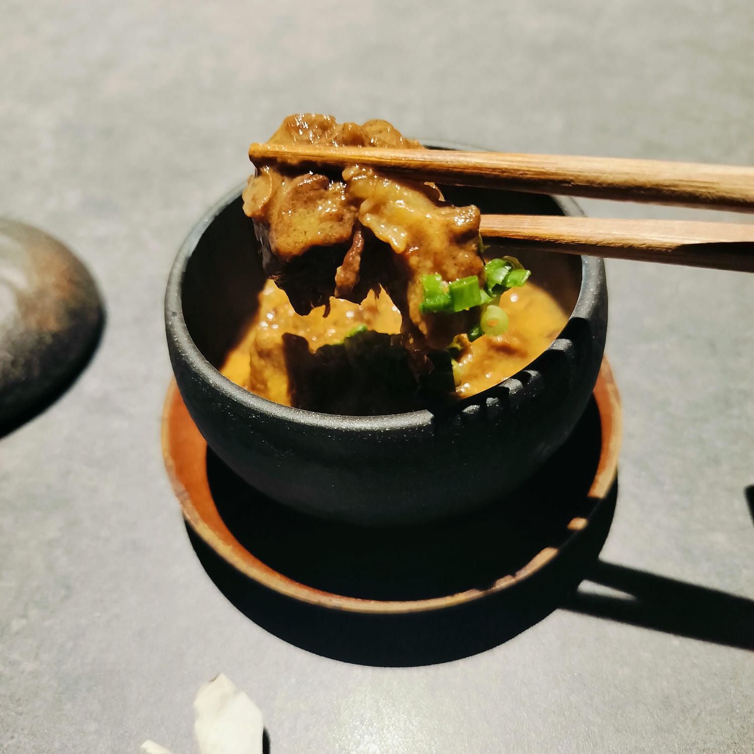 鳥取餐廳┃JR鳥取走3分 鳥取市「肉料理 Nick」和牛饗宴有包廂 金色牛雕像超吸睛 鳥取自由行 鳥取美食