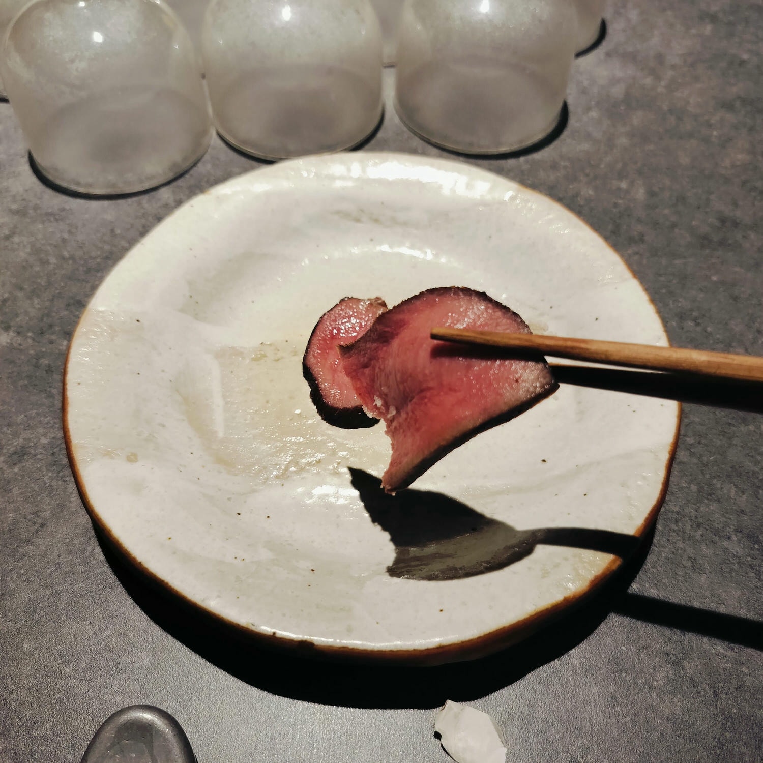 鳥取餐廳┃JR鳥取走3分 鳥取市「肉料理 Nick」和牛饗宴有包廂 金色牛雕像超吸睛 鳥取自由行 鳥取美食