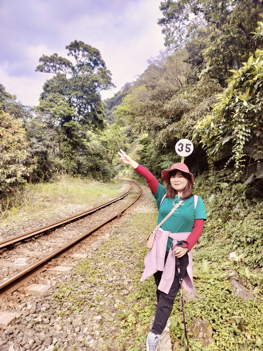 平溪線古道┃鐵道旅行 三貂嶺走到大華幼坑古道 近距離拍平溪線火車 雙腳感受山林和鐵道 - 第17張圖 平溪線古道┃鐵道旅行 三貂嶺走到大華幼坑古道 近距離拍平溪線火車 雙腳感受山林和鐵道