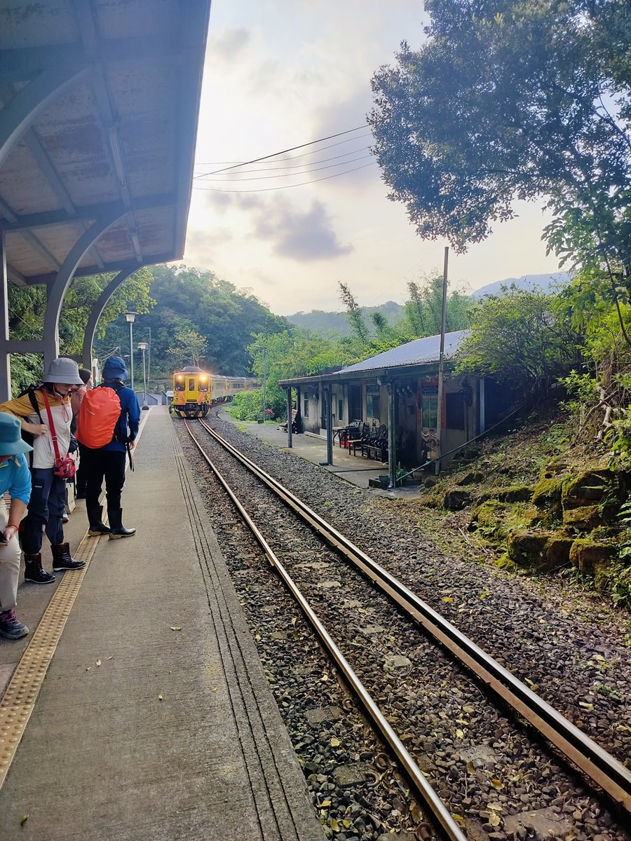 平溪線古道┃鐵道旅行 三貂嶺走到大華幼坑古道 近距離拍平溪線火車 雙腳感受山林和鐵道 - 第24張圖 平溪線古道┃鐵道旅行 三貂嶺走到大華幼坑古道 近距離拍平溪線火車 雙腳感受山林和鐵道