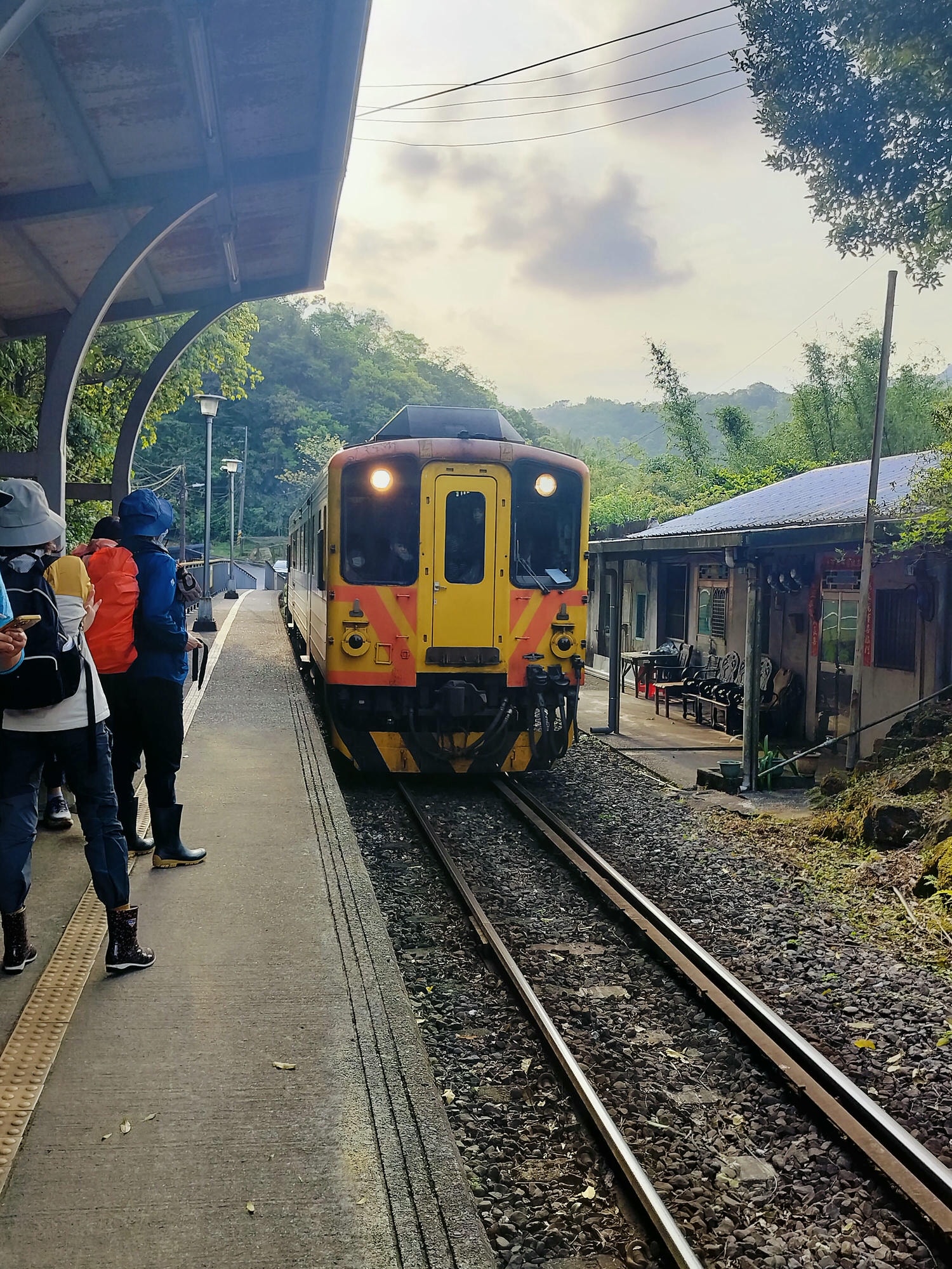 平溪線古道┃鐵道旅行 三貂嶺走到大華幼坑古道 近距離拍平溪線火車 雙腳感受山林和鐵道 - 第25張圖 平溪線古道┃鐵道旅行 三貂嶺走到大華幼坑古道 近距離拍平溪線火車 雙腳感受山林和鐵道