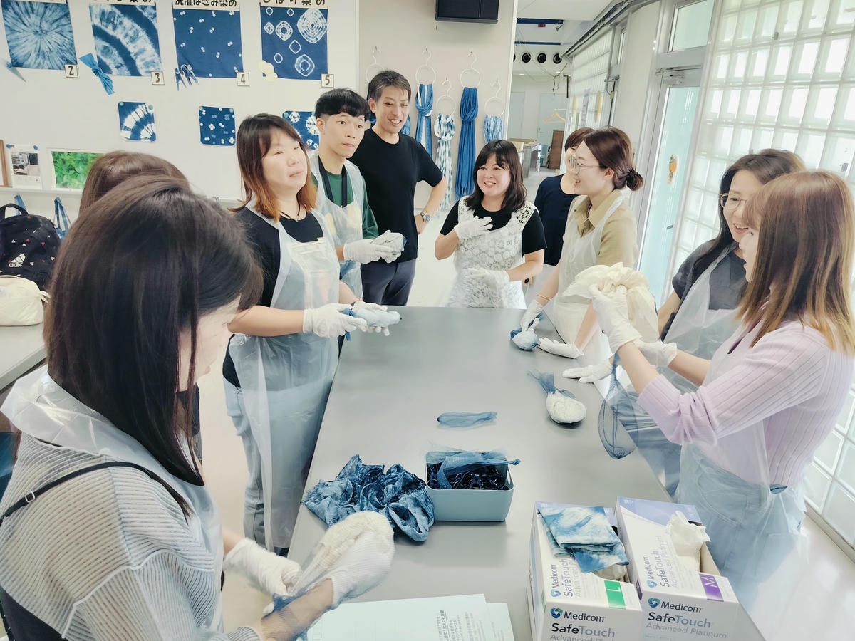 德島景點┃日本藍染產地!「技之館」容百人 藍染體驗JR德島30分車程 阿波藍Japan Blue多款尺寸獨一無二的藍