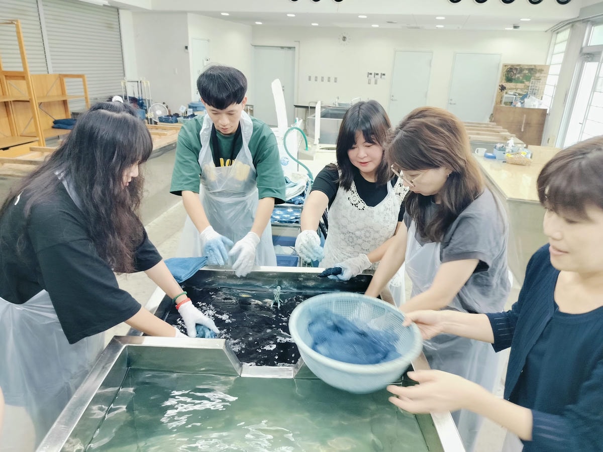 德島景點┃日本藍染產地!「技之館」容百人 藍染體驗JR德島30分車程 阿波藍Japan Blue多款尺寸獨一無二的藍