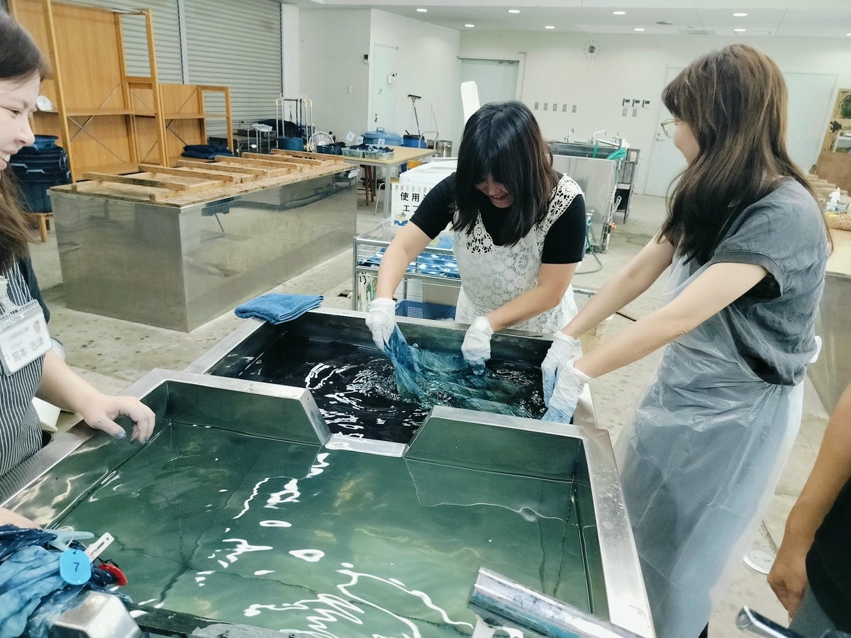 德島景點┃日本藍染產地!「技之館」容百人 藍染體驗JR德島30分車程 阿波藍Japan Blue多款尺寸獨一無二的藍