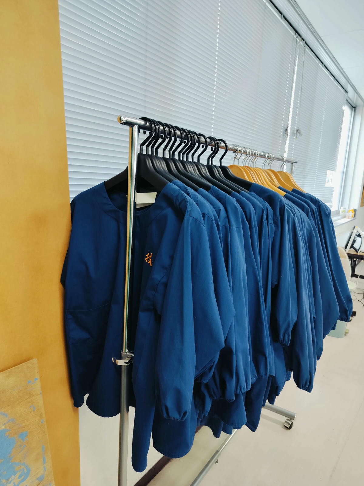 德島景點┃日本藍染產地!「技之館」容百人 藍染體驗JR德島30分車程 阿波藍Japan Blue多款尺寸獨一無二的藍