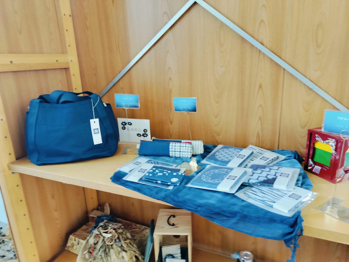 德島景點┃日本藍染產地!「技之館」容百人 藍染體驗JR德島30分車程 阿波藍Japan Blue多款尺寸獨一無二的藍