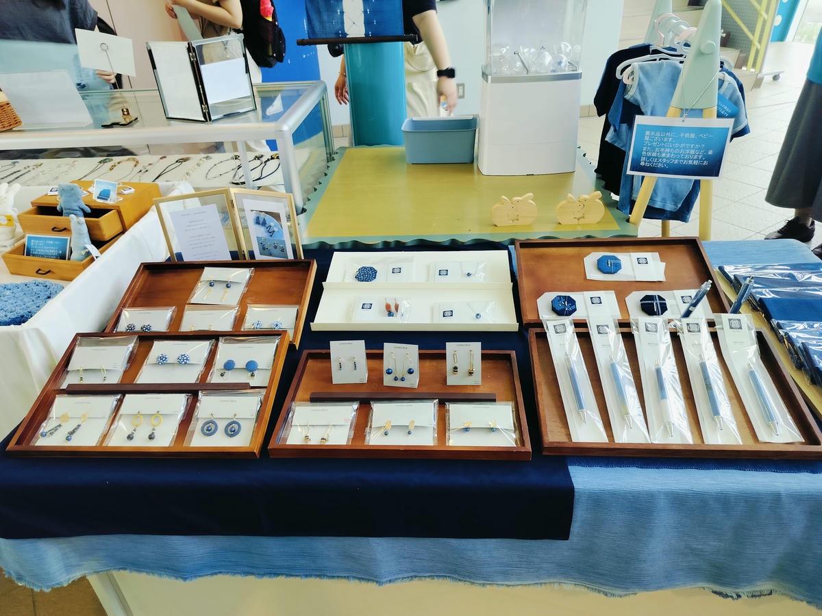 德島景點┃日本藍染產地!「技之館」容百人 藍染體驗JR德島30分車程 阿波藍Japan Blue多款尺寸獨一無二的藍