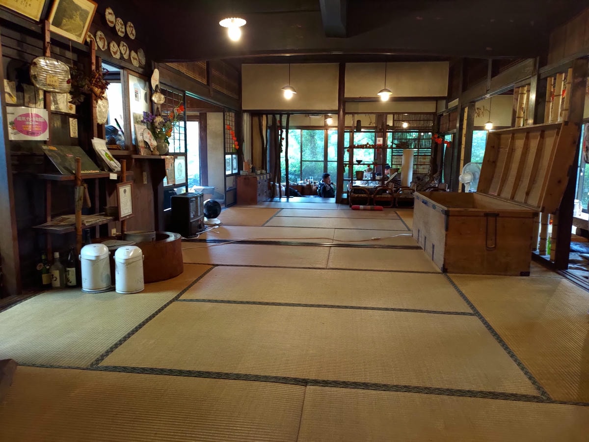 熊本餐廳甲佐┃炭香四溢古民家「野乃家」炭烤地雞×爆彈飯糰 藏身山林間!當地小聚都來這 熊本自駕