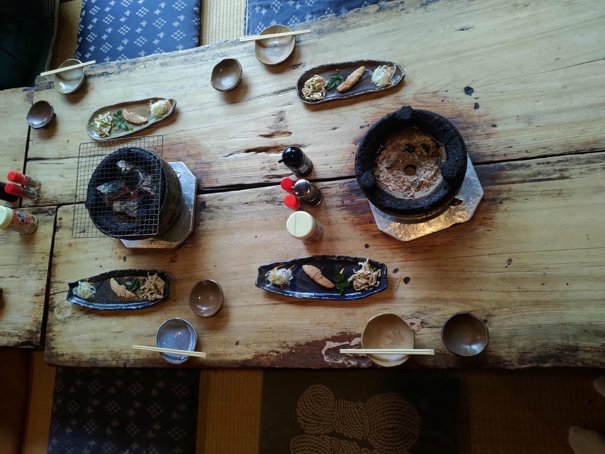 熊本餐廳甲佐┃炭香四溢古民家「野乃家」炭烤地雞×爆彈飯糰 藏身山林間!當地小聚都來這 熊本自駕