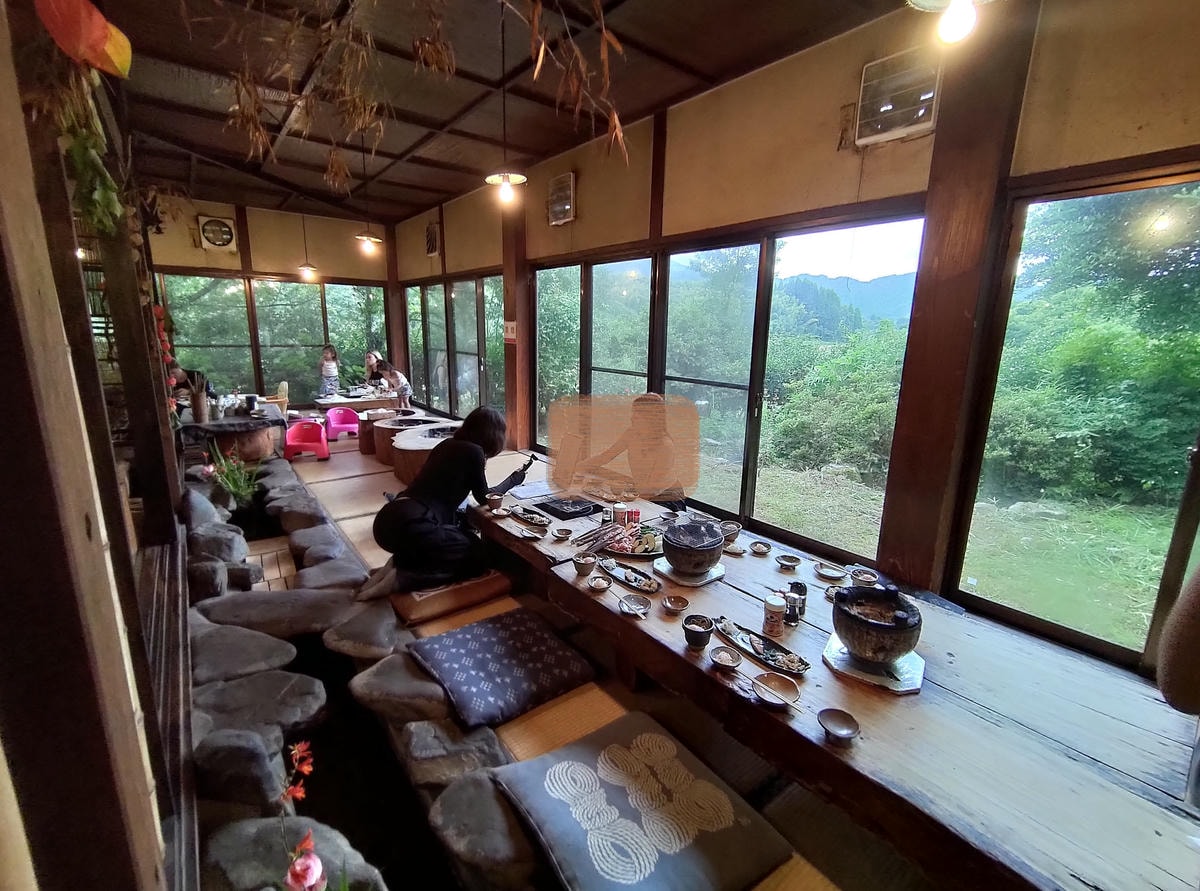 熊本餐廳甲佐┃炭香四溢古民家「野乃家」炭烤地雞×爆彈飯糰 藏身山林間!當地小聚都來這 熊本自駕