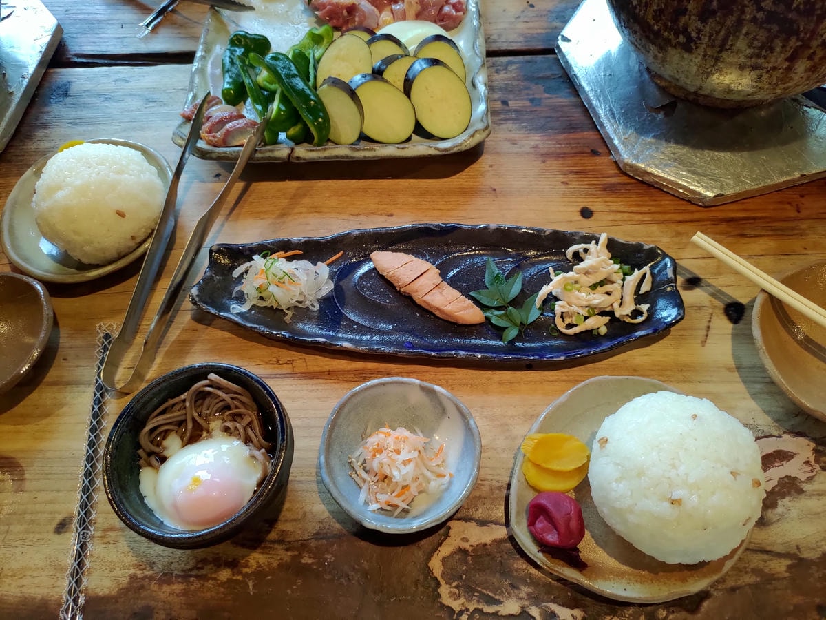 熊本餐廳甲佐┃炭香四溢古民家「野乃家」炭烤地雞×爆彈飯糰 藏身山林間!當地小聚都來這 熊本自駕