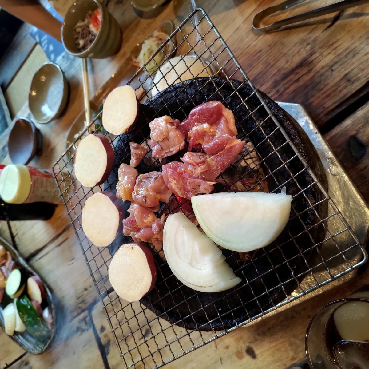 熊本餐廳甲佐┃炭香四溢古民家「野乃家」炭烤地雞×爆彈飯糰 藏身山林間!當地小聚都來這 熊本自駕