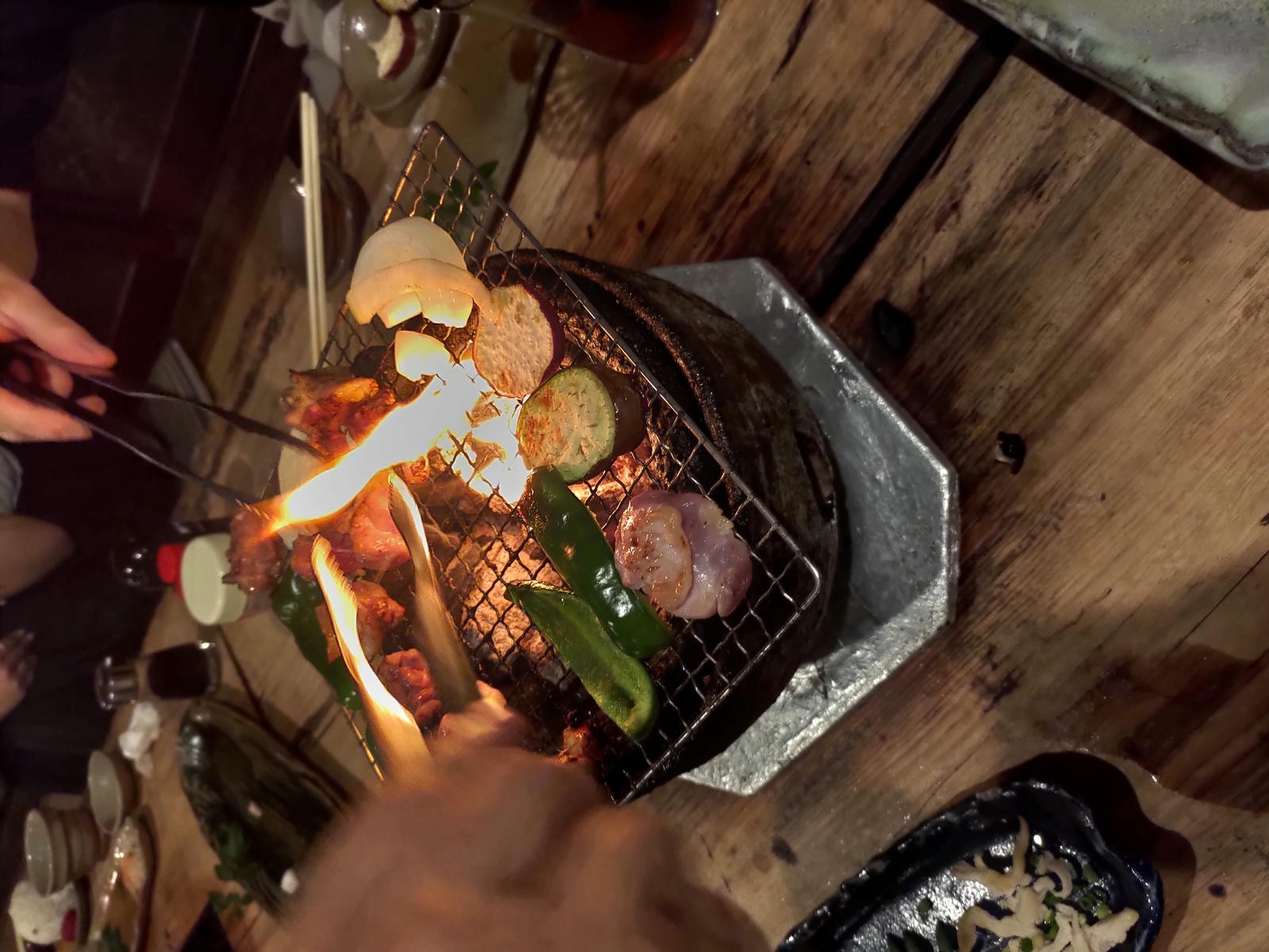 熊本餐廳甲佐┃炭香四溢古民家「野乃家」炭烤地雞×爆彈飯糰 藏身山林間!當地小聚都來這 熊本自駕