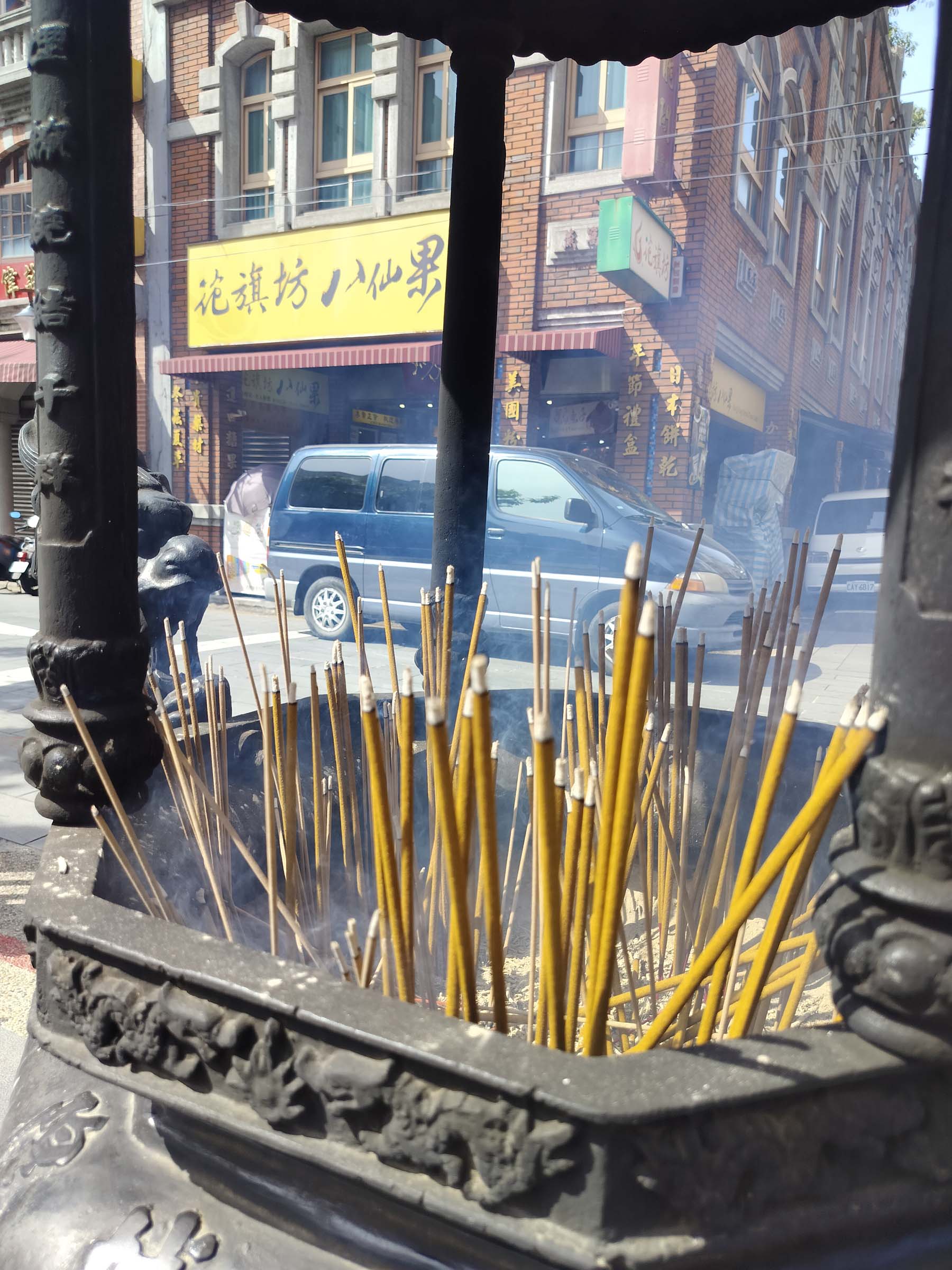 台北散策┃ふらり大稻埕迪化街さんぽ 紅豆緑豆の甘さと霞海城隍廟月下老人 個性的な猫ちゃんも出会った台北旅行 MRT北門駅 - 第9張圖 台北散策┃ふらり大稻埕迪化街さんぽ 紅豆緑豆の甘さと霞海城隍廟月下老人 個性的な猫ちゃんも出会った台北旅行 MRT北門駅