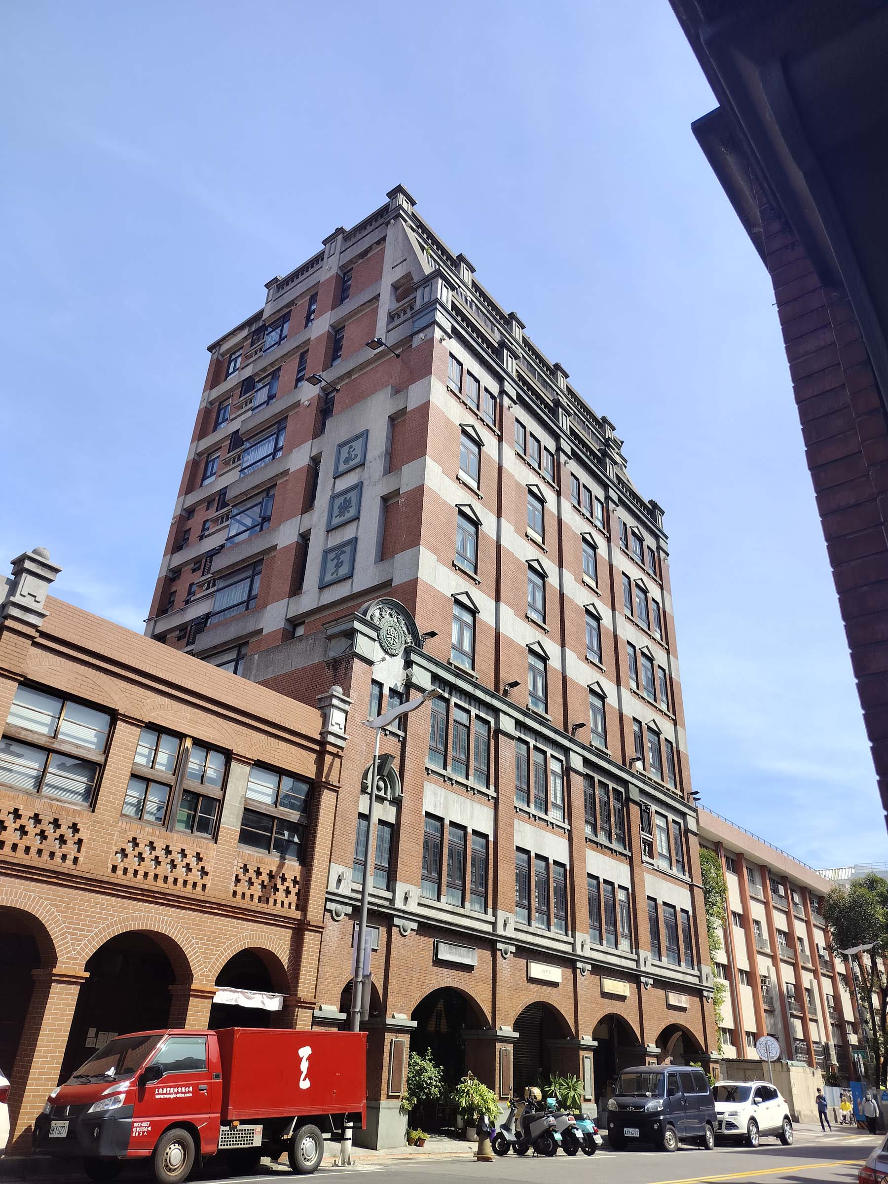 台北散策┃ふらり大稻埕迪化街さんぽ 紅豆緑豆の甘さと霞海城隍廟月下老人 個性的な猫ちゃんも出会った台北旅行 MRT北門駅 - 第1張圖 台北散策┃ふらり大稻埕迪化街さんぽ 紅豆緑豆の甘さと霞海城隍廟月下老人 個性的な猫ちゃんも出会った台北旅行 MRT北門駅