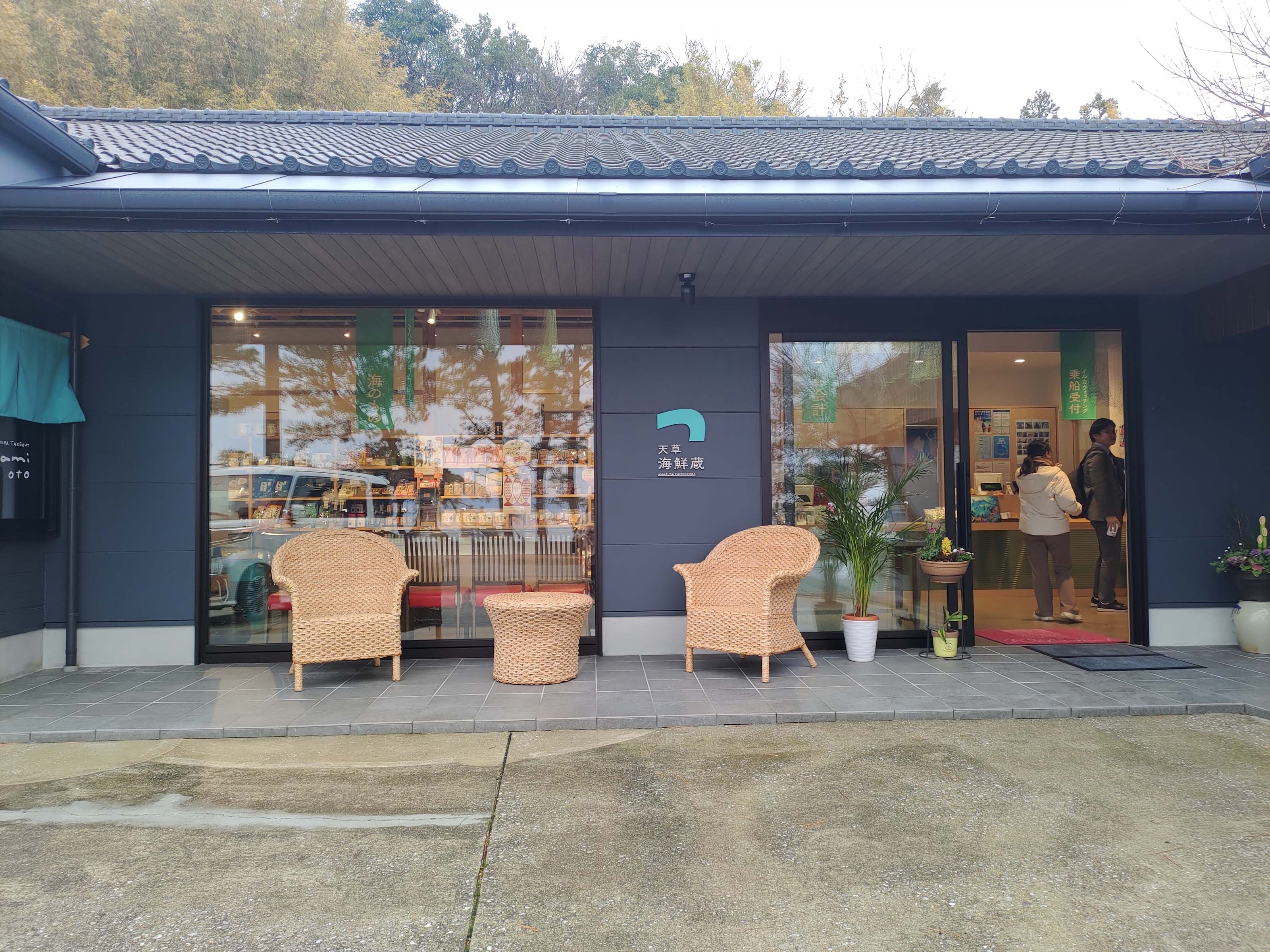 熊本天草┃95%遇見野生海豚跳的好高「天草海豚中心」200多頭超感動!「天草海鮮藏」吃最新鮮的海產 天草自駕 熊本直飛