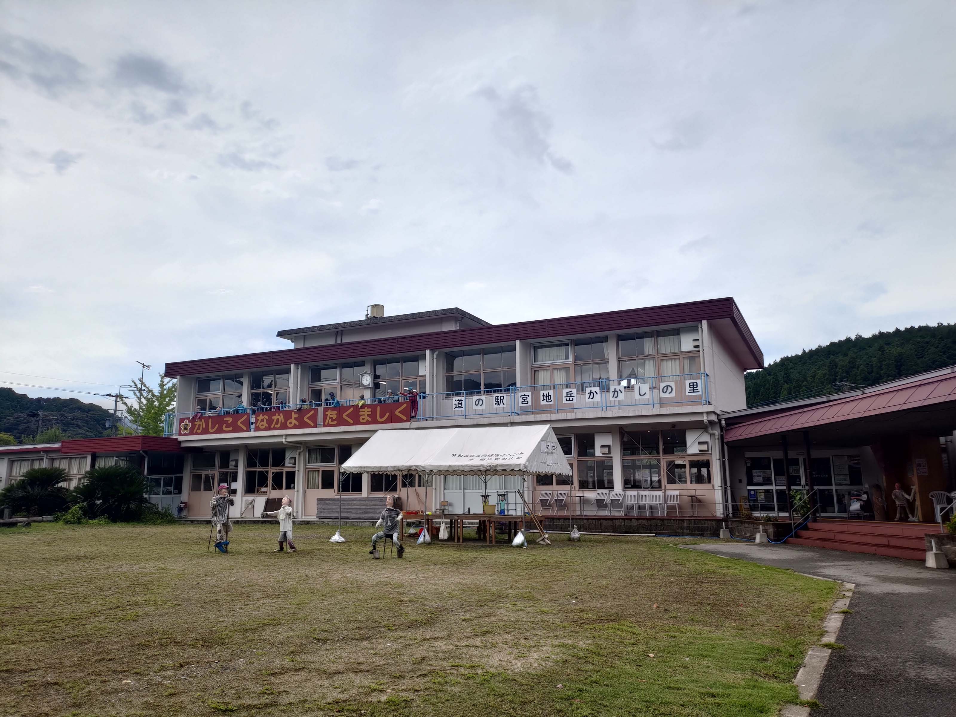 熊本天草┃小學校重生!600快樂村民都是假人「道之驛宮地岳稻草人村」特色景點 吃飯伴手禮蕎麥麵體驗 夏天挑戰測膽鬼屋天草自駕