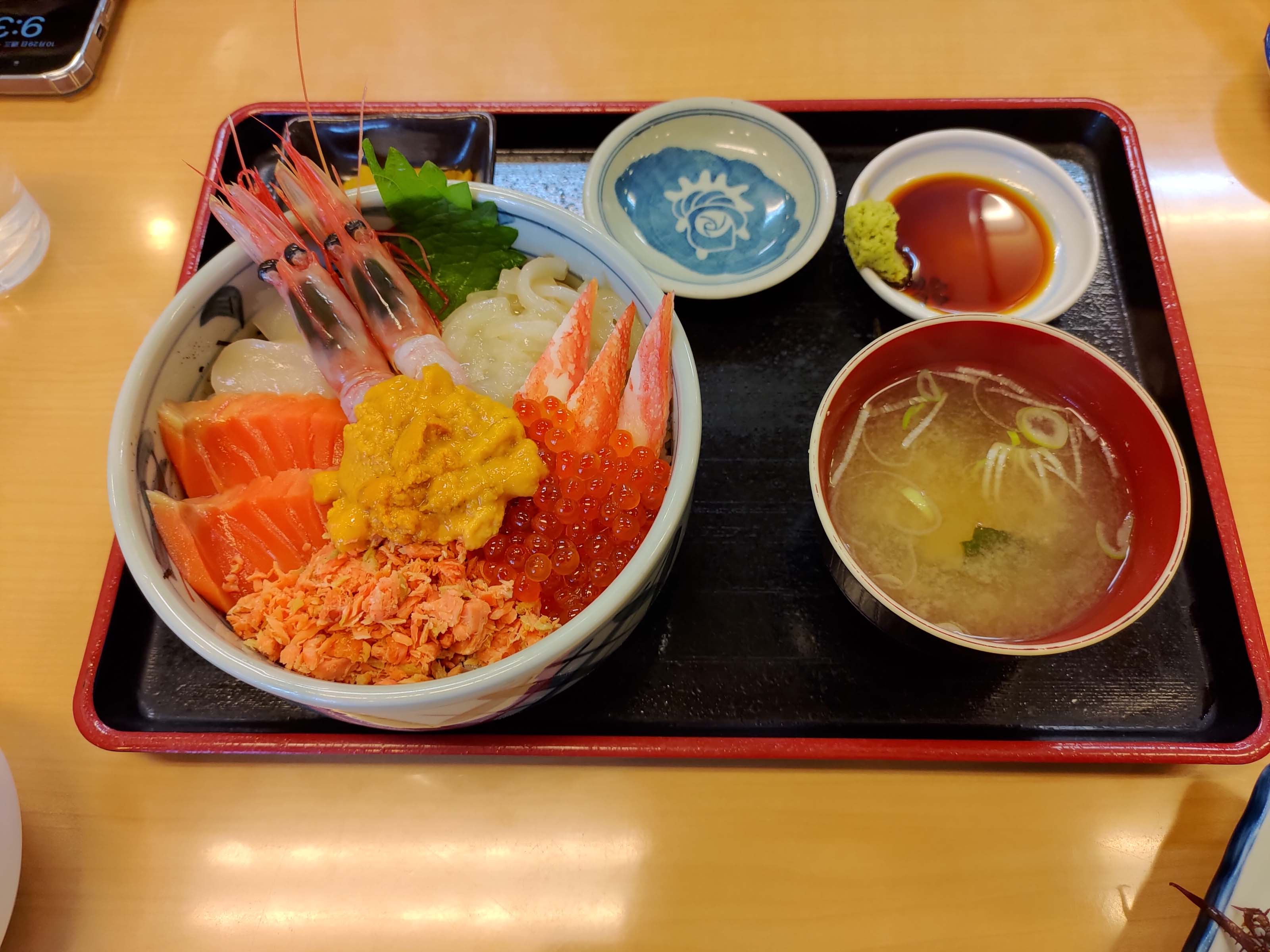 直飛函館自由行(美食上篇)┃JR函館站徒步吃飯 函館朝市吃海鮮 烏賊清居酒屋 排隊函館鹽味拉麵 鹿羊烤肉 北海道自由行