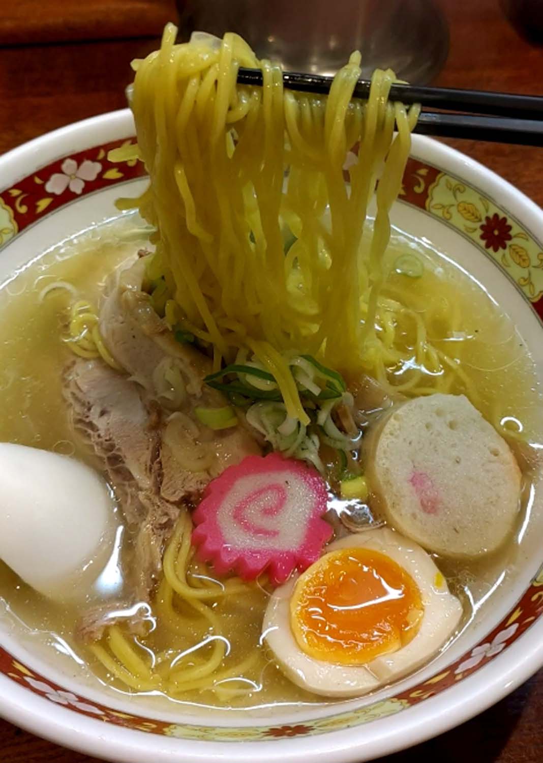 直飛函館自由行(美食上篇)┃JR函館站徒步吃飯 函館朝市吃海鮮 烏賊清居酒屋 排隊函館鹽味拉麵 鹿羊烤肉 北海道自由行