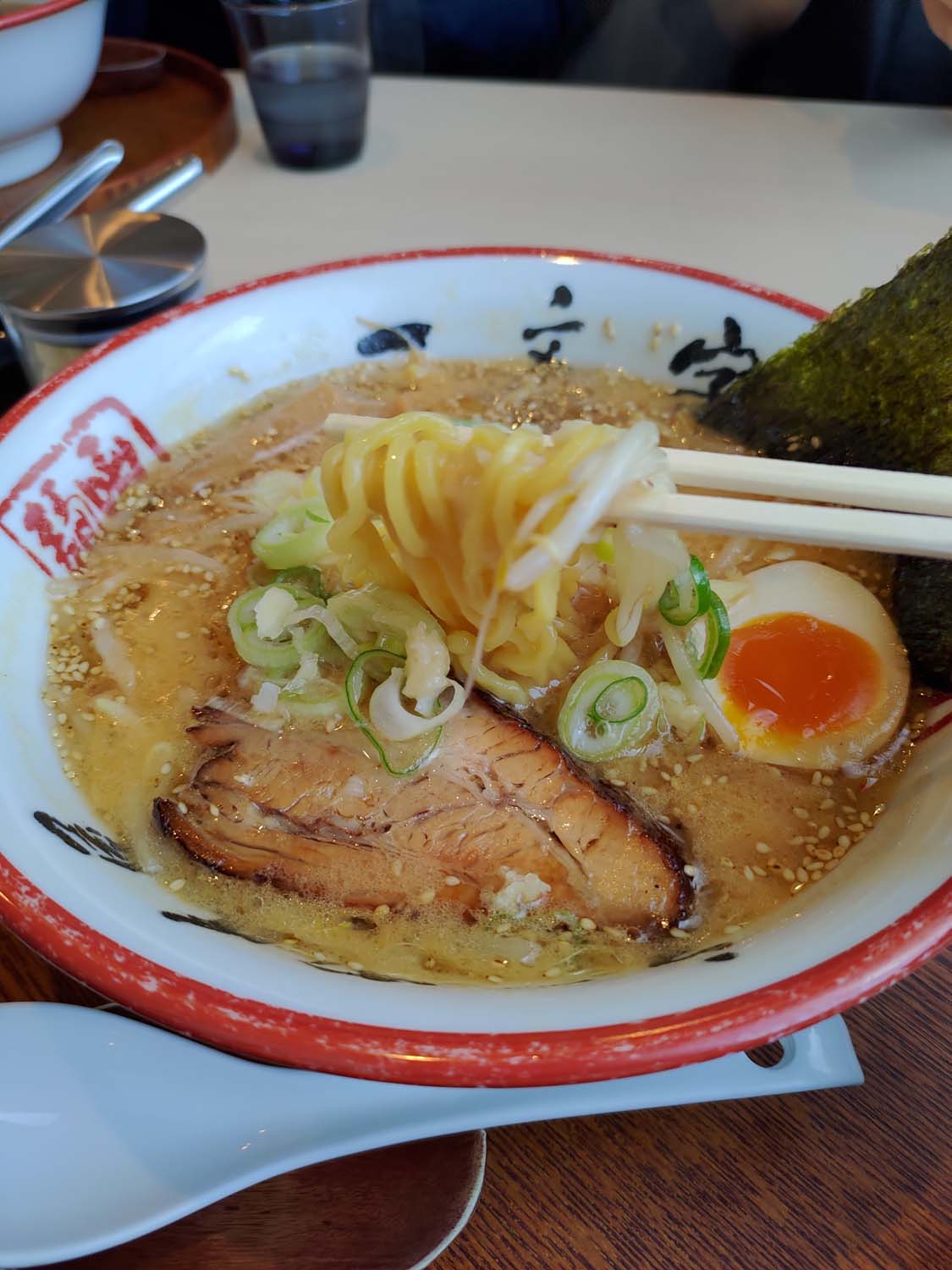 直飛函館自由行(美食下篇)┃一文字拉麵必吃 經典美鈴咖啡 鹿部間歇泉蒸料理天然噴泉 久保田牧場冰淇淋 北海道自駕 函館美食