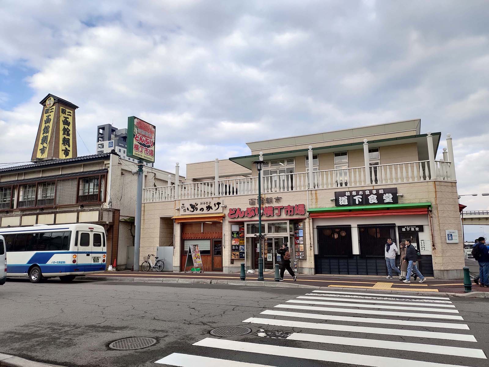 直飛函館自由行(美食上篇)┃JR函館站徒步吃飯 函館朝市吃海鮮 烏賊清居酒屋 排隊函館鹽味拉麵 鹿羊烤肉 北海道自由行