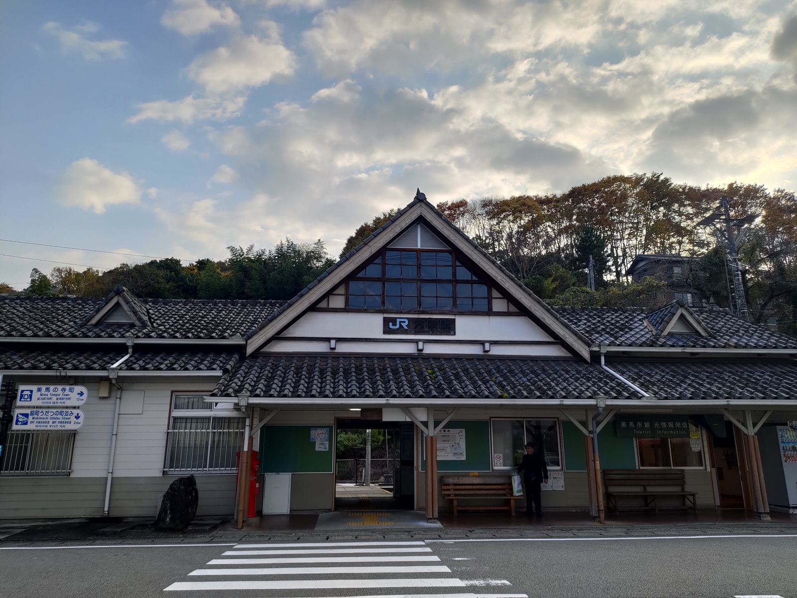 德島美馬農泊｜農家民宿中島 山上秋楓一泊二食 跟著奶奶種花拔菜包水餃 免費接送與預約方法 看板狗狗迎接 四國民宿 德島住宿