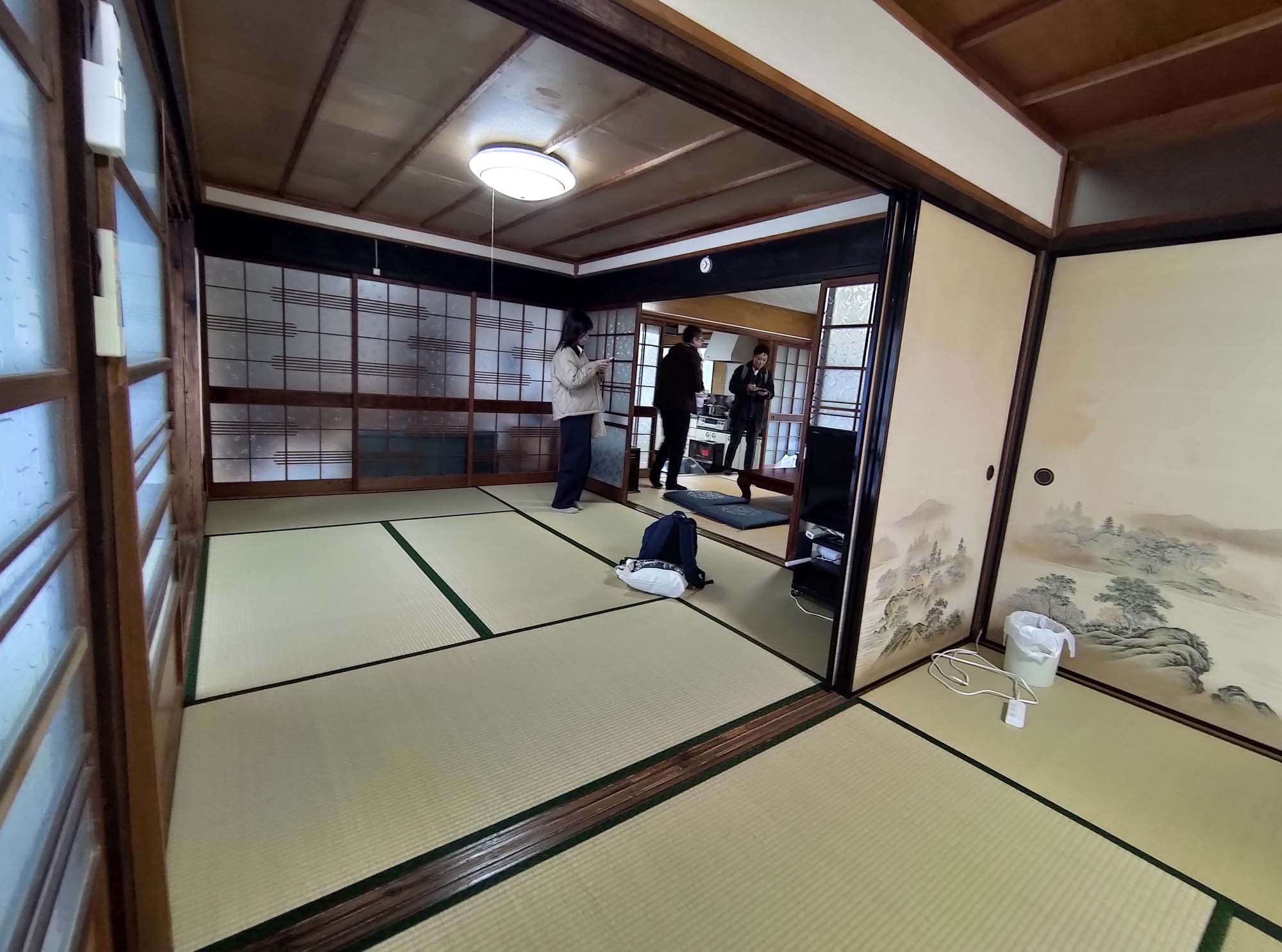 德島美馬農泊｜農家民宿中島 山上秋楓一泊二食 跟著奶奶種花拔菜包水餃 免費接送與預約方法 看板狗狗迎接 四國民宿 德島住宿