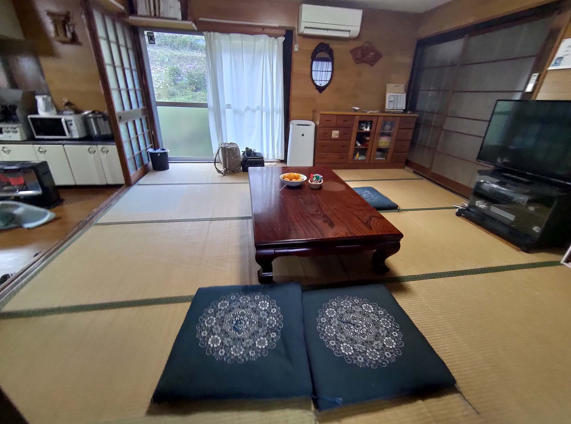 德島美馬農泊｜農家民宿中島 山上秋楓一泊二食 跟著奶奶種花拔菜包水餃 免費接送與預約方法 看板狗狗迎接 四國民宿 德島住宿