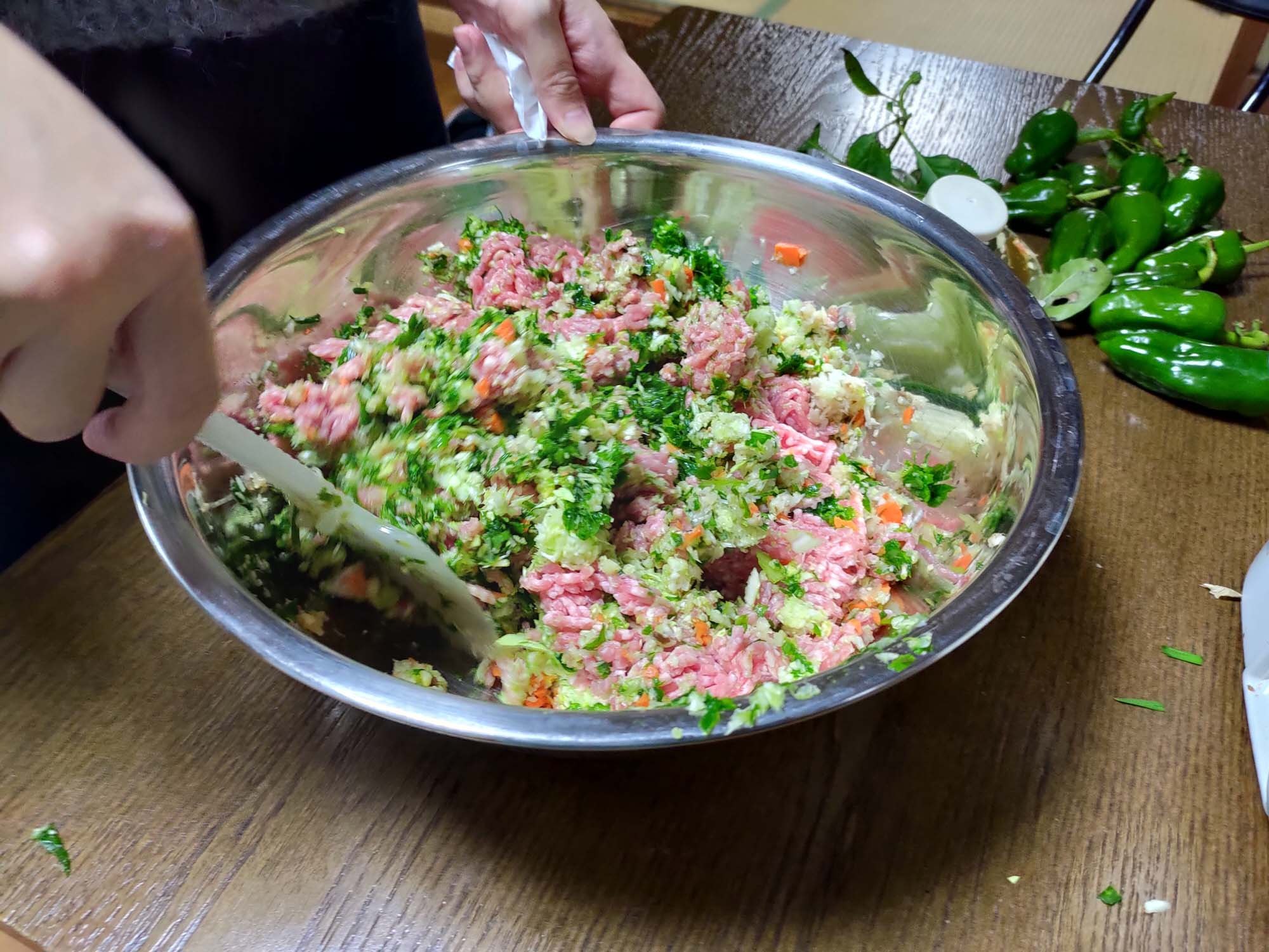 德島美馬農泊｜農家民宿中島 山上秋楓一泊二食 跟著奶奶種花拔菜包水餃 免費接送與預約方法 看板狗狗迎接 四國民宿 德島住宿