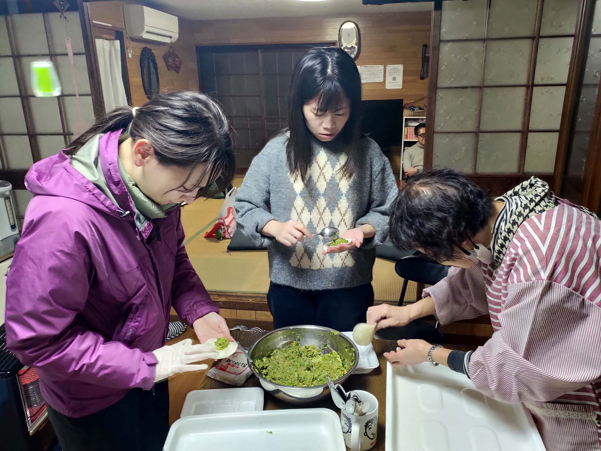 德島美馬農泊｜農家民宿中島 山上秋楓一泊二食 跟著奶奶種花拔菜包水餃 免費接送與預約方法 看板狗狗迎接 四國民宿 德島住宿