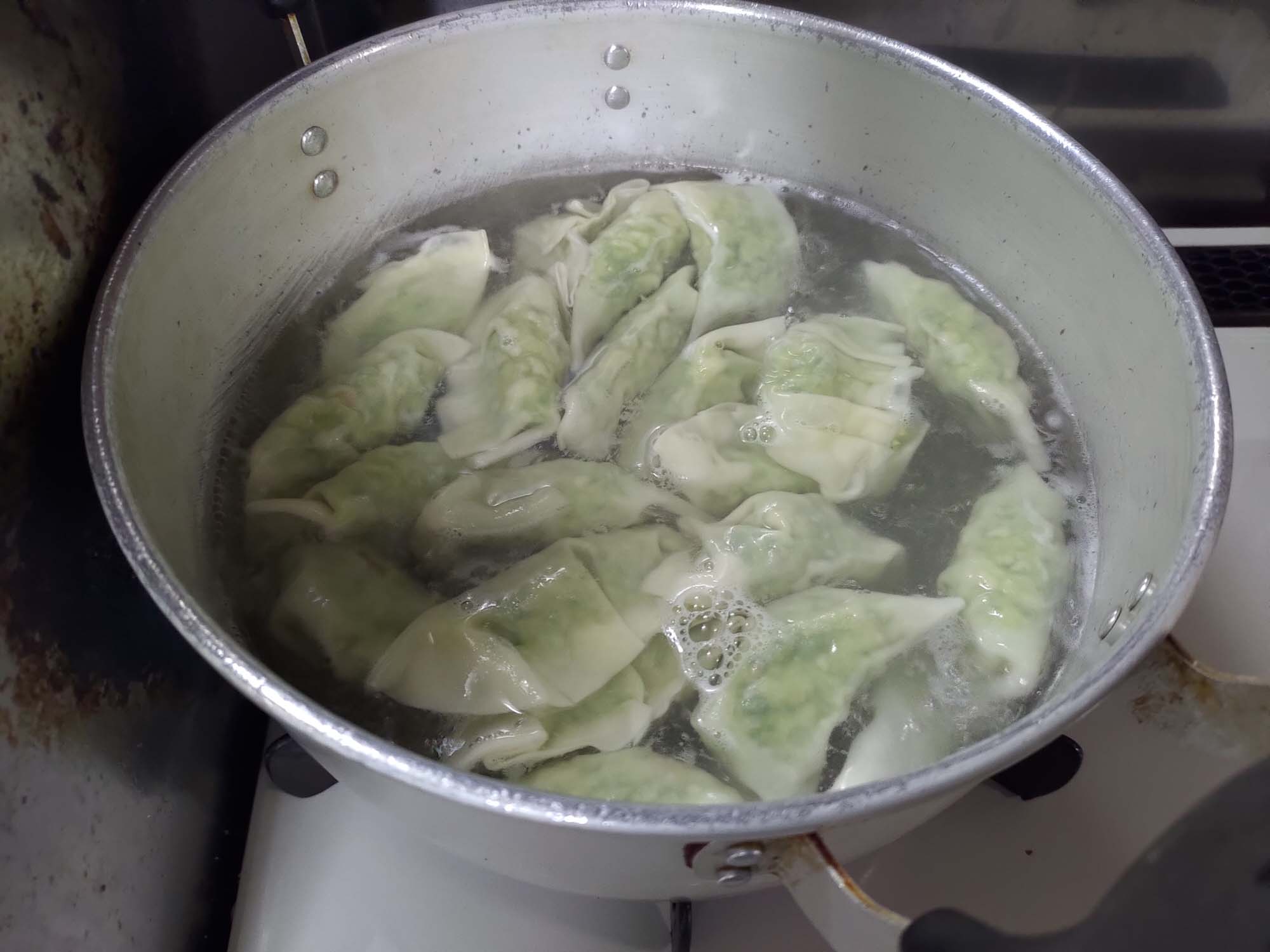 德島美馬農泊｜農家民宿中島 山上秋楓一泊二食 跟著奶奶種花拔菜包水餃 免費接送與預約方法 看板狗狗迎接 四國民宿 德島住宿
