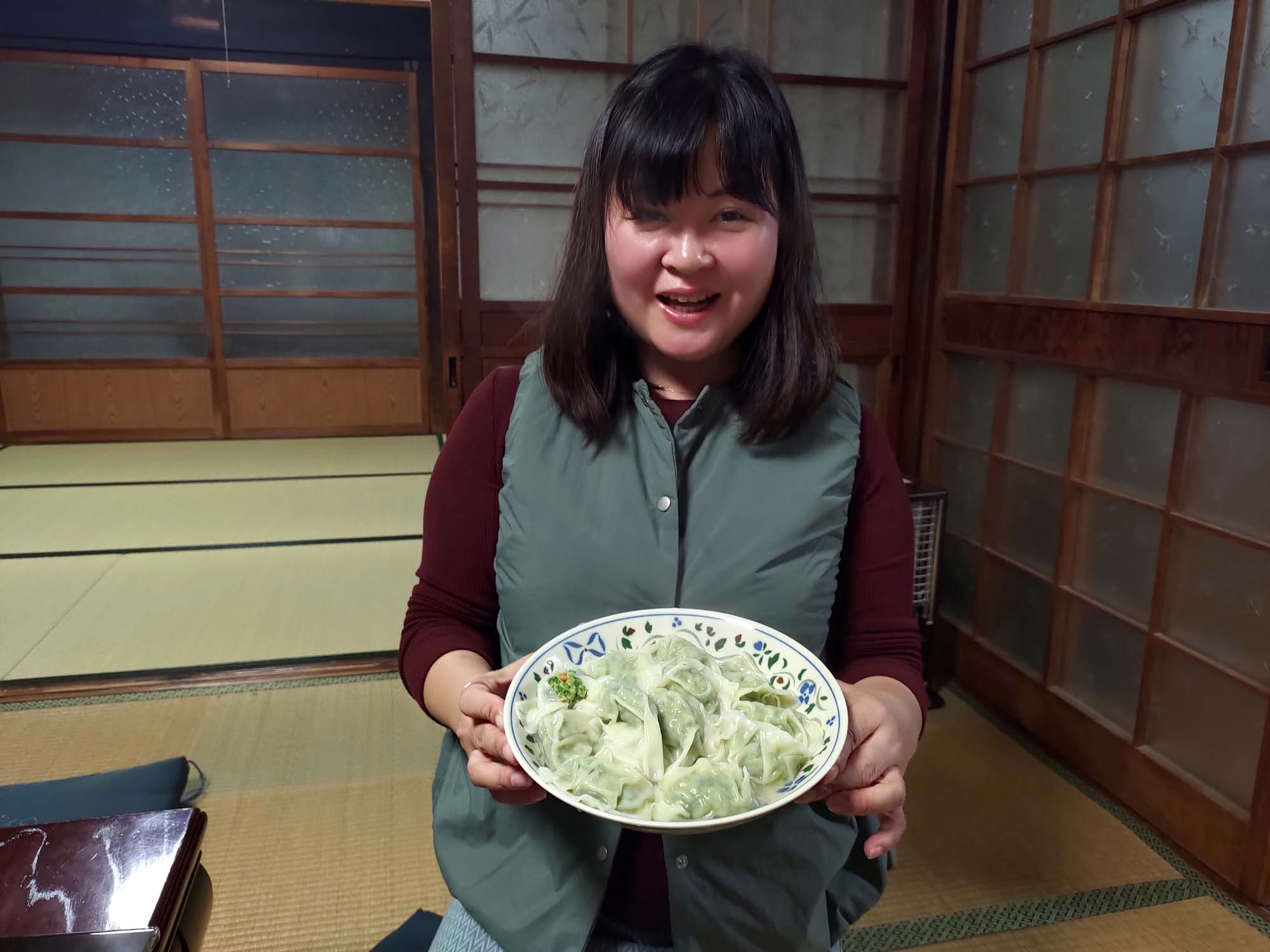德島美馬農泊｜農家民宿中島 山上秋楓一泊二食 跟著奶奶種花拔菜包水餃 免費接送與預約方法 看板狗狗迎接 四國民宿 德島住宿