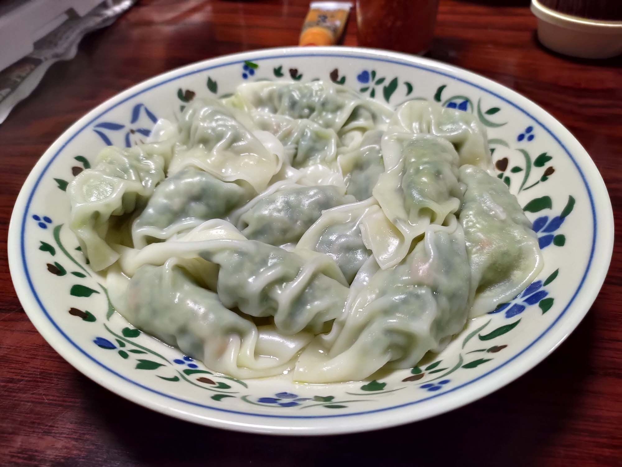 德島美馬農泊｜農家民宿中島 山上秋楓一泊二食 跟著奶奶種花拔菜包水餃 免費接送與預約方法 看板狗狗迎接 四國民宿 德島住宿