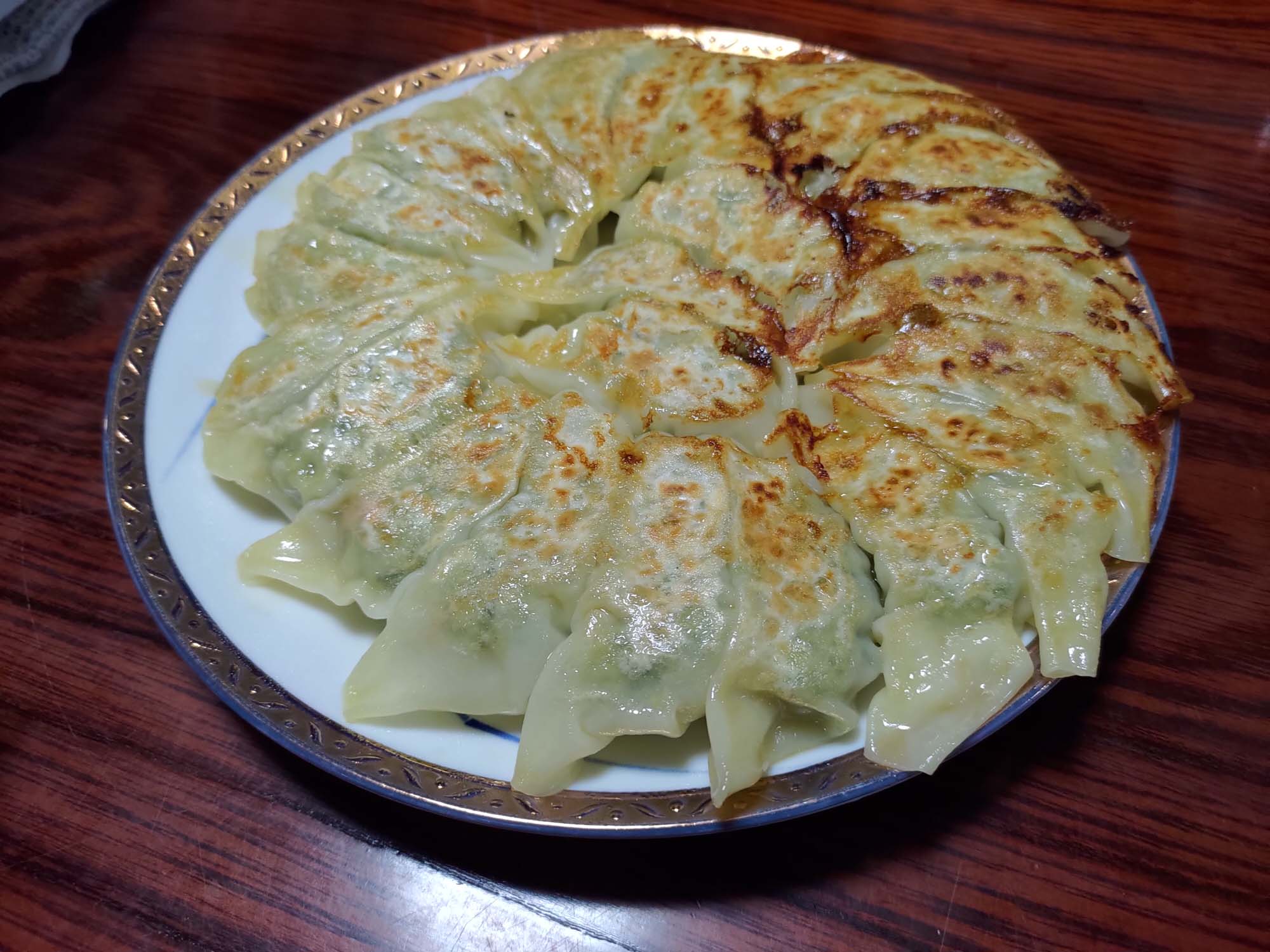 德島美馬農泊｜農家民宿中島 山上秋楓一泊二食 跟著奶奶種花拔菜包水餃 免費接送與預約方法 看板狗狗迎接 四國民宿 德島住宿