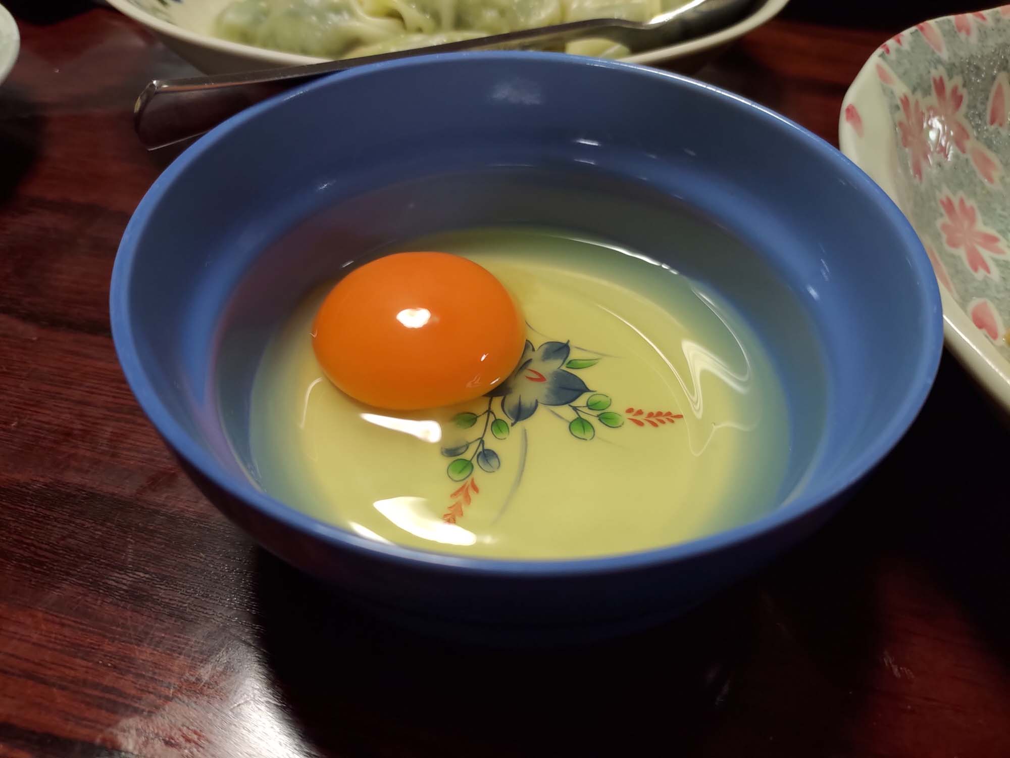 德島美馬農泊｜農家民宿中島 山上秋楓一泊二食 跟著奶奶種花拔菜包水餃 免費接送與預約方法 看板狗狗迎接 四國民宿 德島住宿