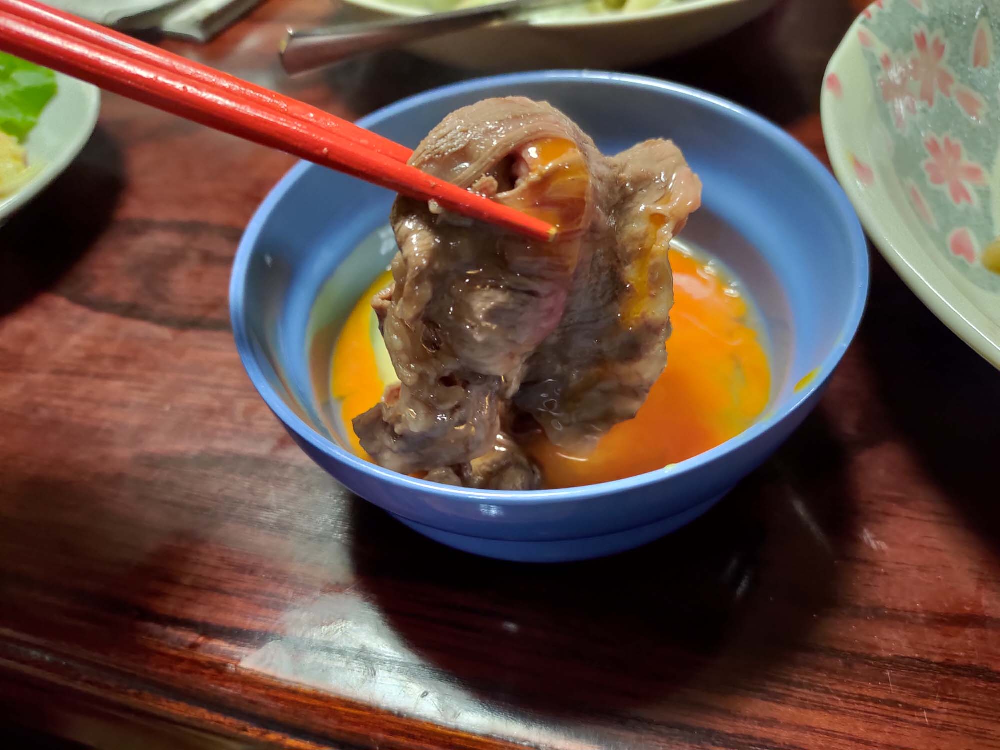 德島美馬農泊｜農家民宿中島 山上秋楓一泊二食 跟著奶奶種花拔菜包水餃 免費接送與預約方法 看板狗狗迎接 四國民宿 德島住宿