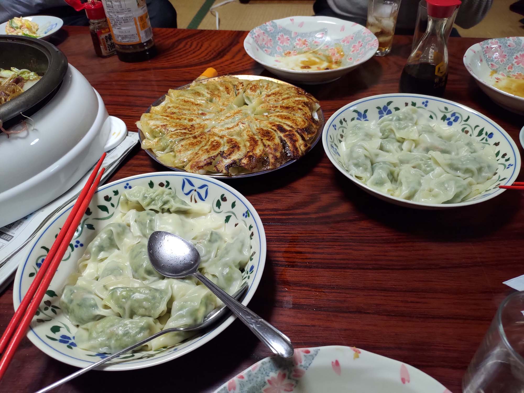 德島美馬農泊｜農家民宿中島 山上秋楓一泊二食 跟著奶奶種花拔菜包水餃 免費接送與預約方法 看板狗狗迎接 四國民宿 德島住宿