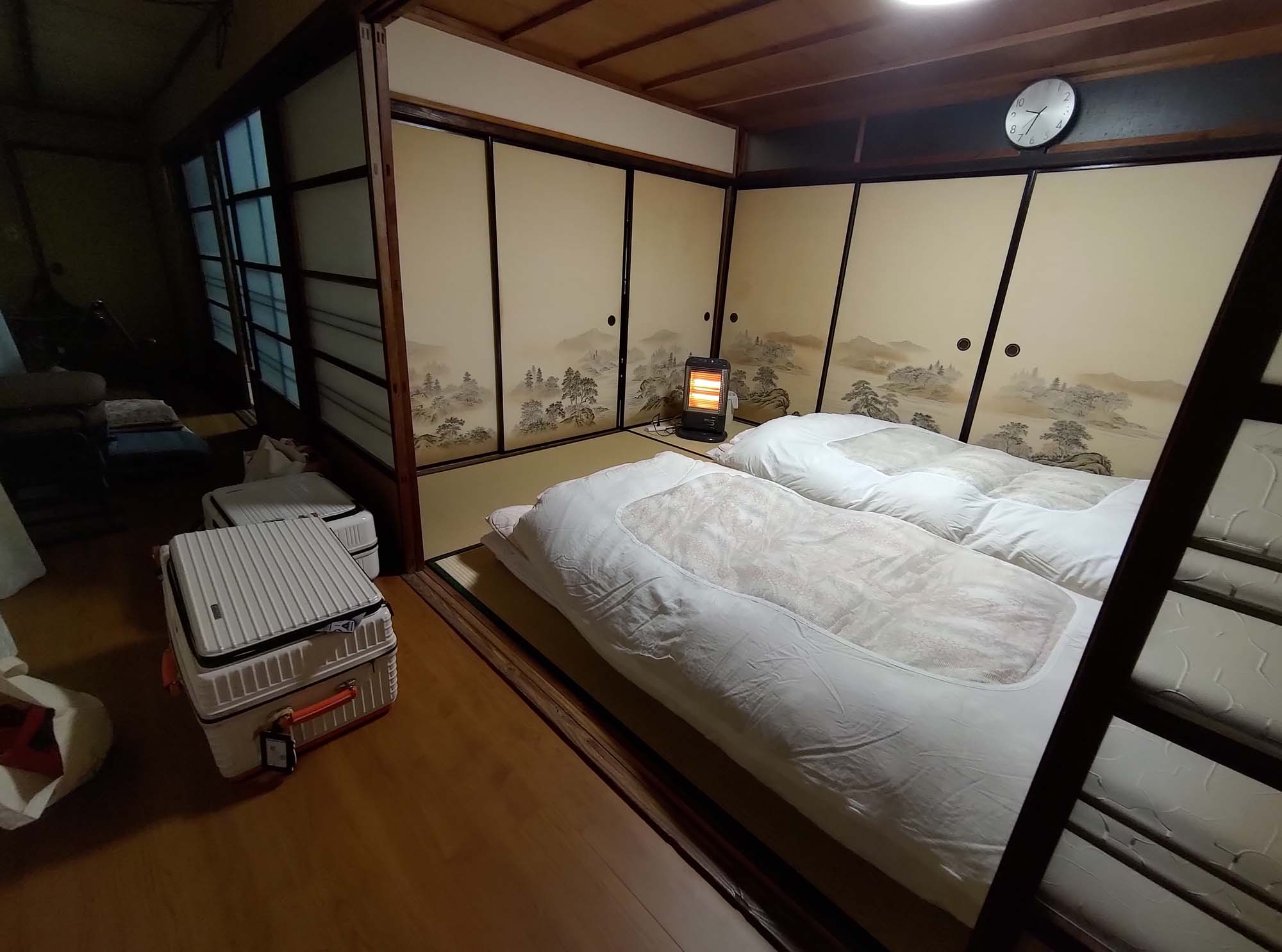 德島美馬農泊｜農家民宿中島 山上秋楓一泊二食 跟著奶奶種花拔菜包水餃 免費接送與預約方法 看板狗狗迎接 四國民宿 德島住宿