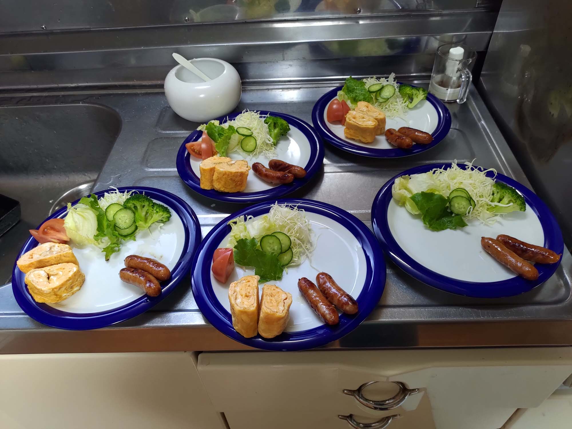 德島美馬農泊｜農家民宿中島 山上秋楓一泊二食 跟著奶奶種花拔菜包水餃 免費接送與預約方法 看板狗狗迎接 四國民宿 德島住宿