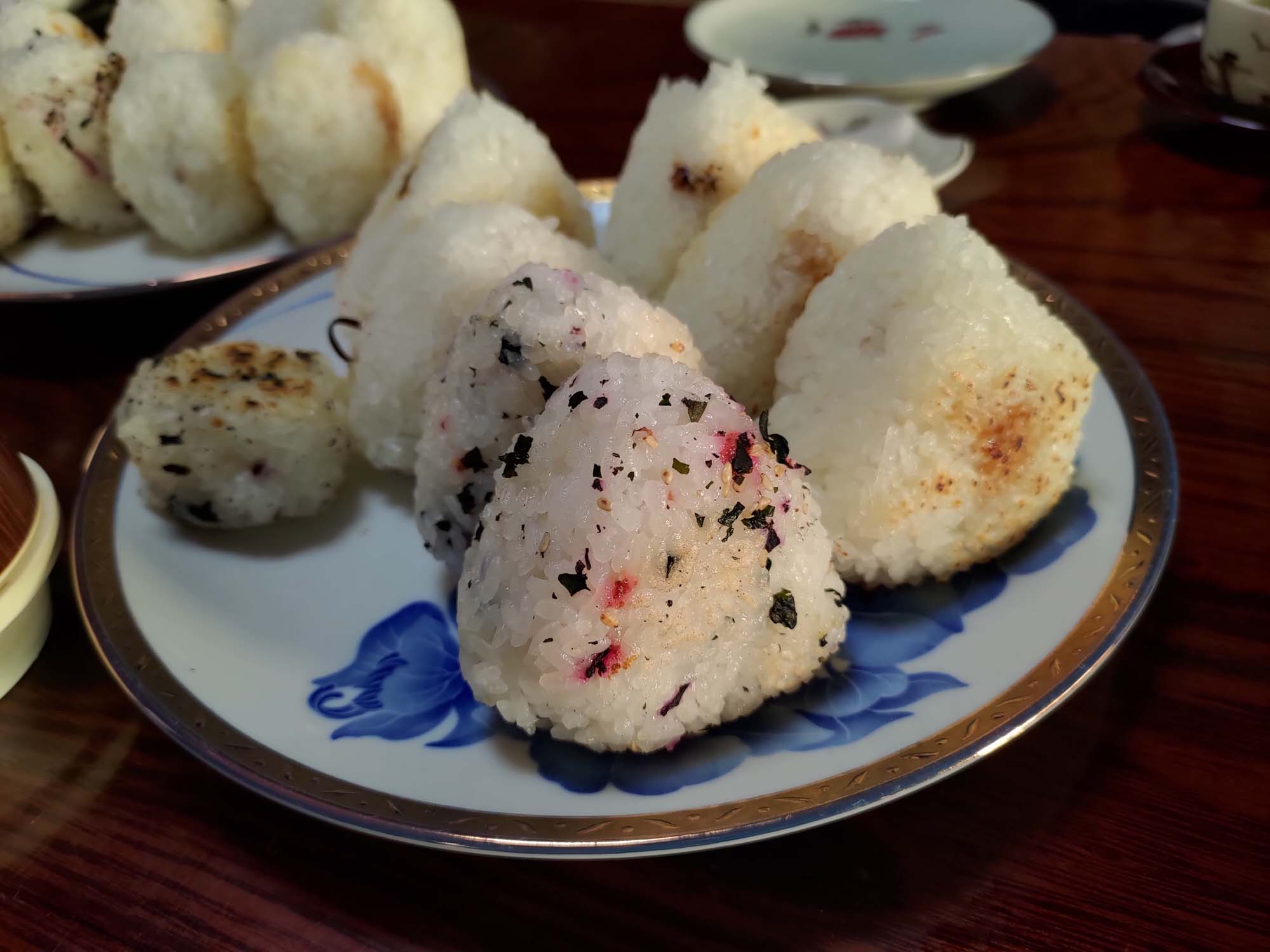 德島美馬農泊｜農家民宿中島 山上秋楓一泊二食 跟著奶奶種花拔菜包水餃 免費接送與預約方法 看板狗狗迎接 四國民宿 德島住宿