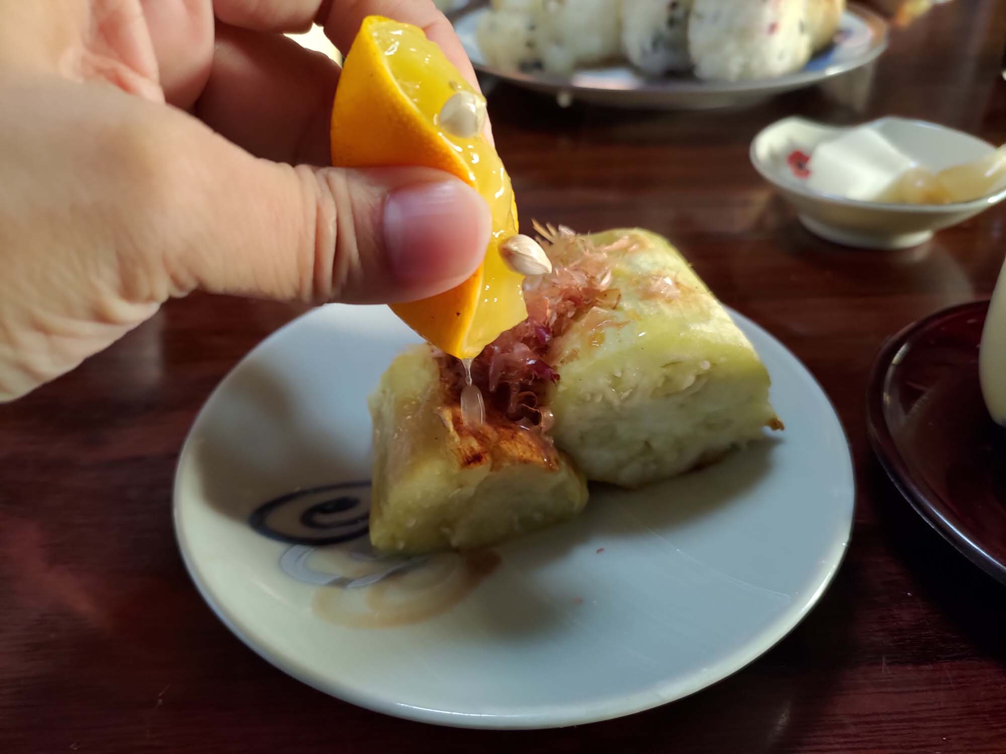 德島美馬農泊｜農家民宿中島 山上秋楓一泊二食 跟著奶奶種花拔菜包水餃 免費接送與預約方法 看板狗狗迎接 四國民宿 德島住宿