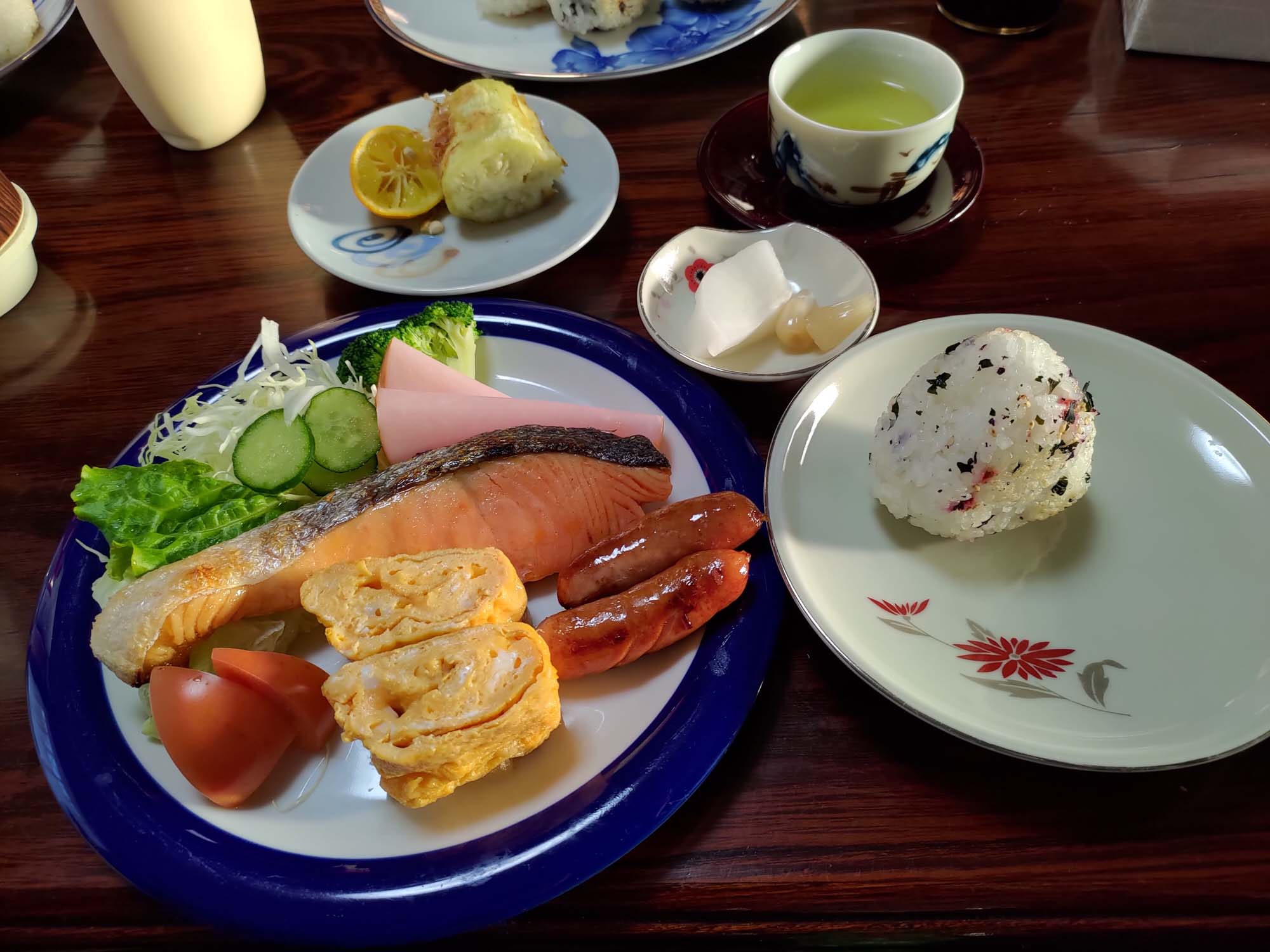 德島美馬農泊｜農家民宿中島 山上秋楓一泊二食 跟著奶奶種花拔菜包水餃 免費接送與預約方法 看板狗狗迎接 四國民宿 德島住宿