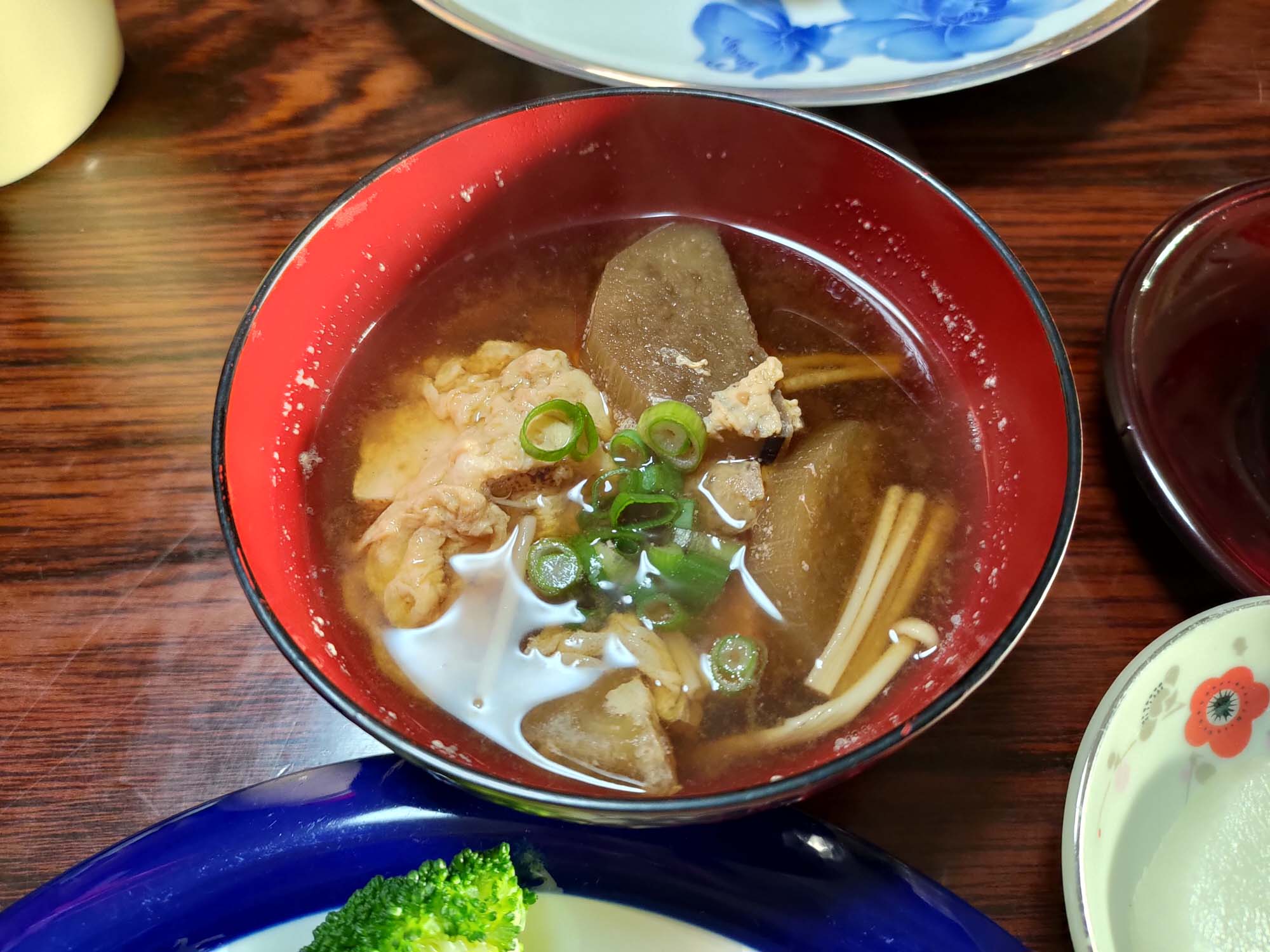 德島美馬農泊｜農家民宿中島 山上秋楓一泊二食 跟著奶奶種花拔菜包水餃 免費接送與預約方法 看板狗狗迎接 四國民宿 德島住宿