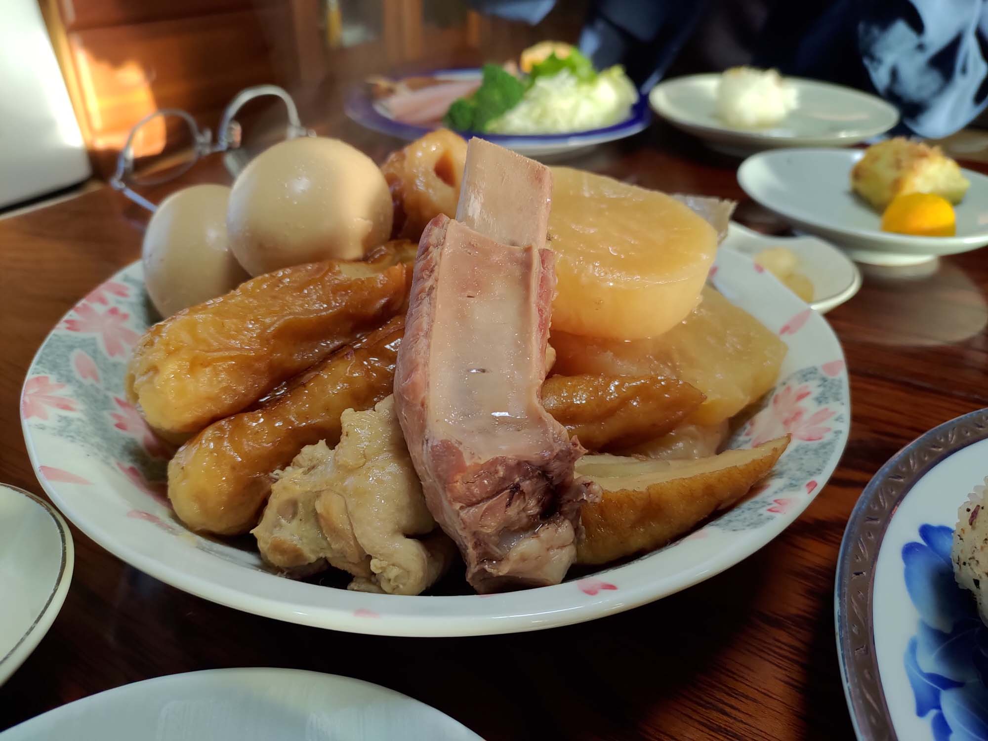 德島美馬農泊｜農家民宿中島 山上秋楓一泊二食 跟著奶奶種花拔菜包水餃 免費接送與預約方法 看板狗狗迎接 四國民宿 德島住宿