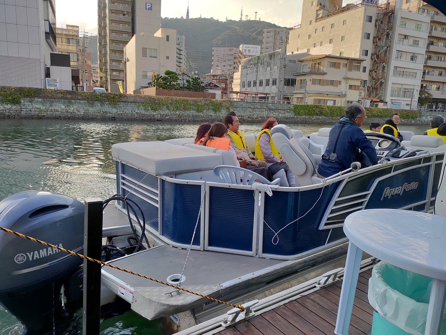 德島景點┃德島市搭乘「瓢簞島周遊船」葫蘆島周遊船30分遊程賞盡水都眉山風光 沙發座椅舒適 德島自由行 親子推薦