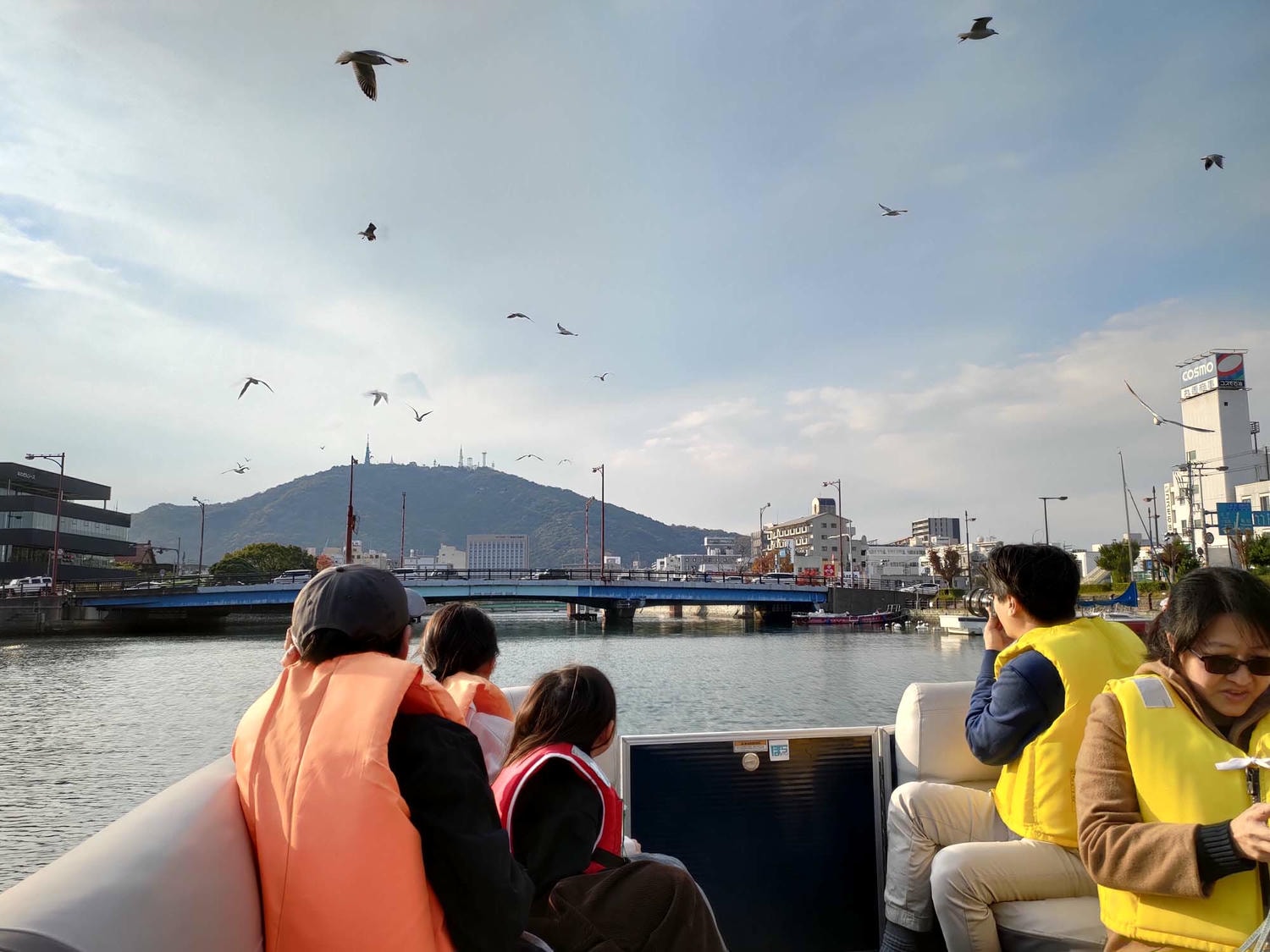 德島景點┃德島市搭乘「瓢簞島周遊船」葫蘆島周遊船30分遊程賞盡水都眉山風光 沙發座椅舒適 德島自由行 親子推薦