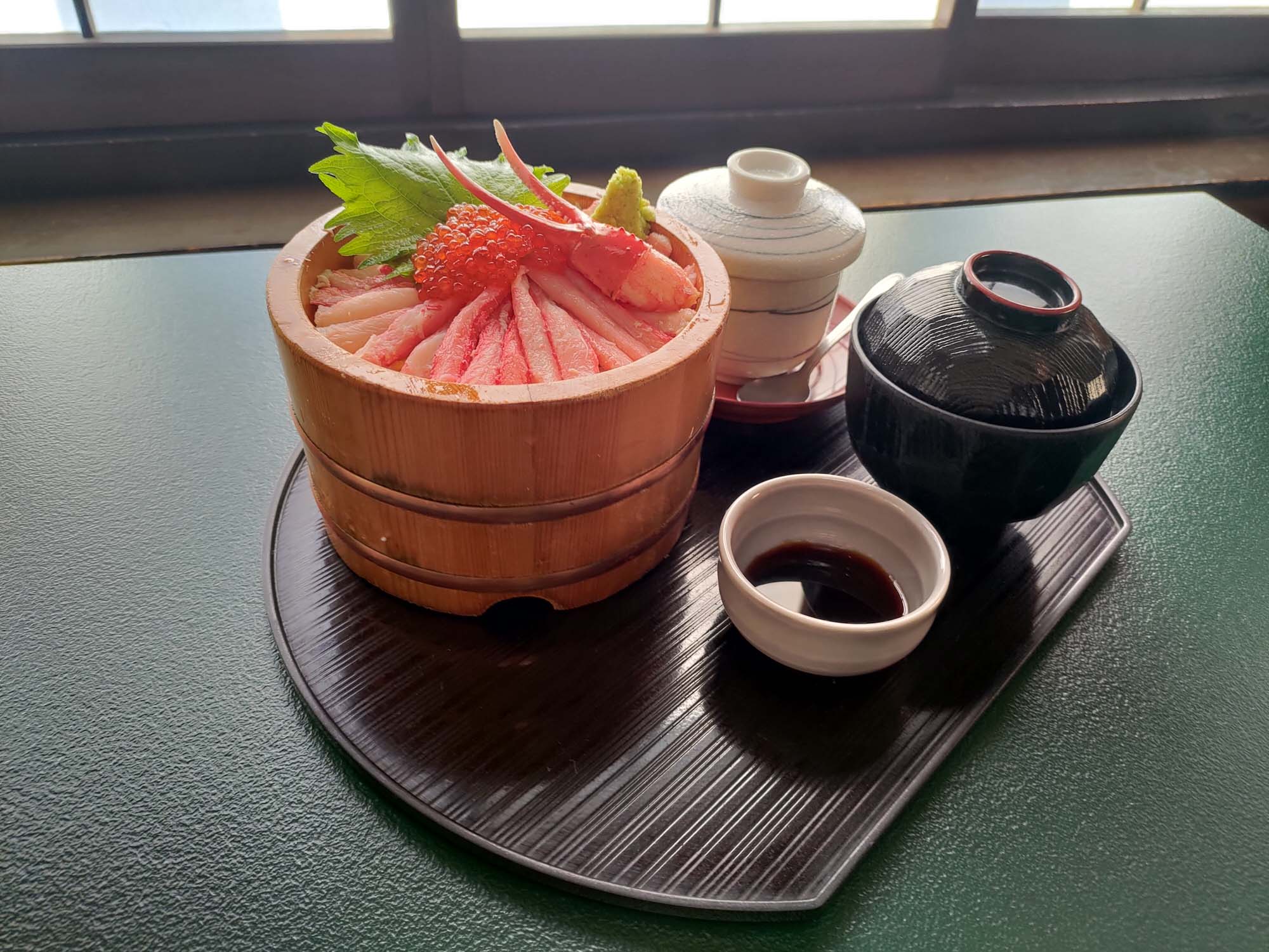 鳥取餐廳｜賀露市場「海陽亭」多款午餐 松葉蟹 白花枝 比目魚套餐吃很飽CP值超高 吃海鮮逛市場 鳥取在地人推薦 鳥取自駕