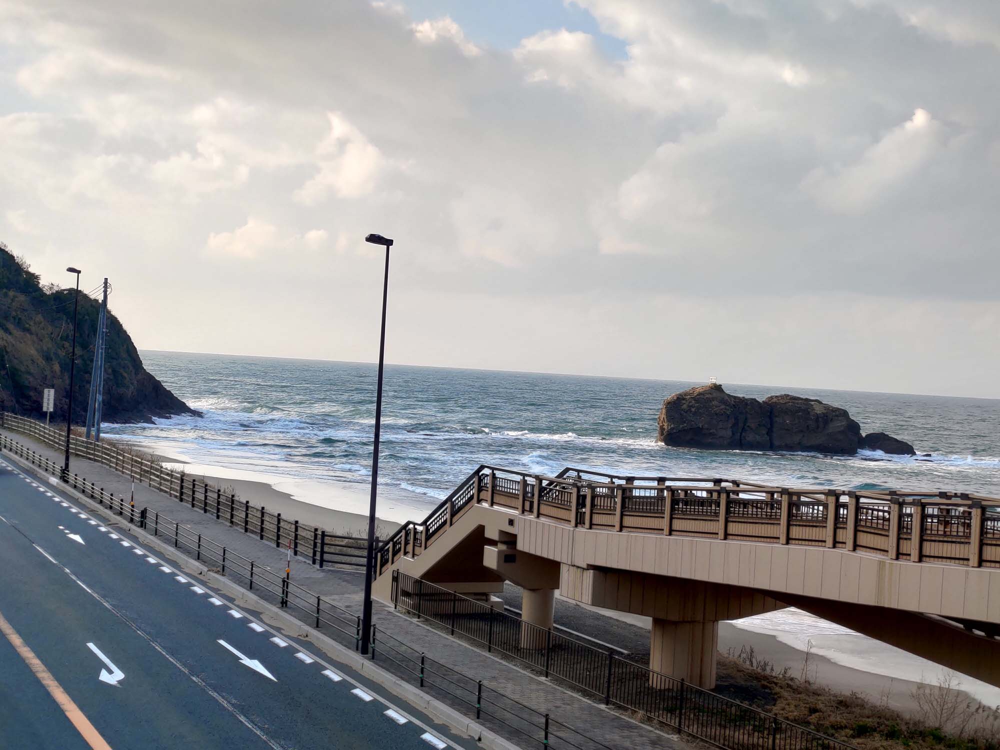 鳥取景點咖啡┃七訪結緣白兔神社參拜 步行1分AOAKUA咖啡文青風 放空看海吃生甜甜圈 鳥取市自由行