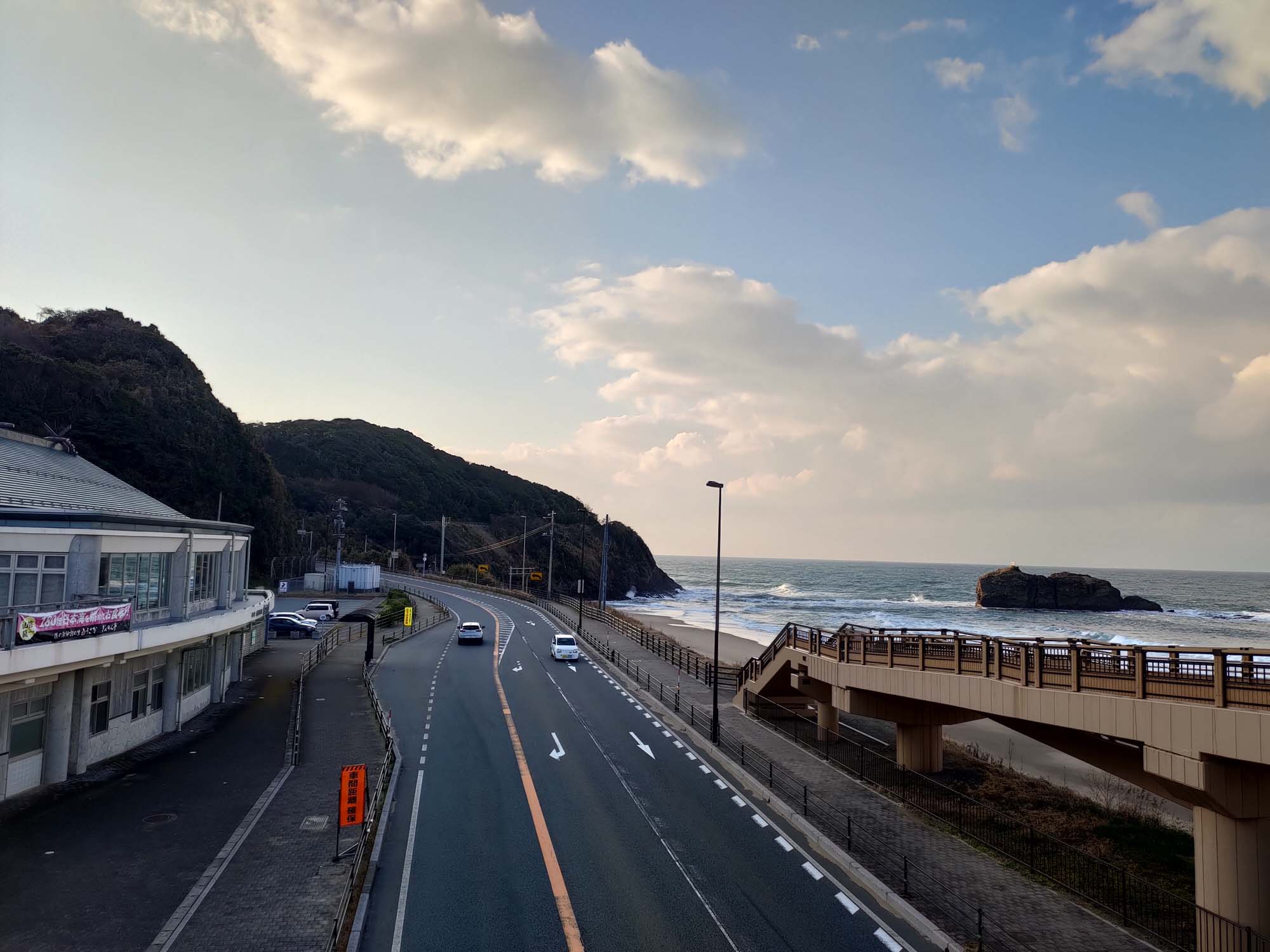 鳥取景點咖啡┃七訪結緣白兔神社參拜 步行1分AOAKUA咖啡文青風 放空看海吃生甜甜圈 鳥取市自由行